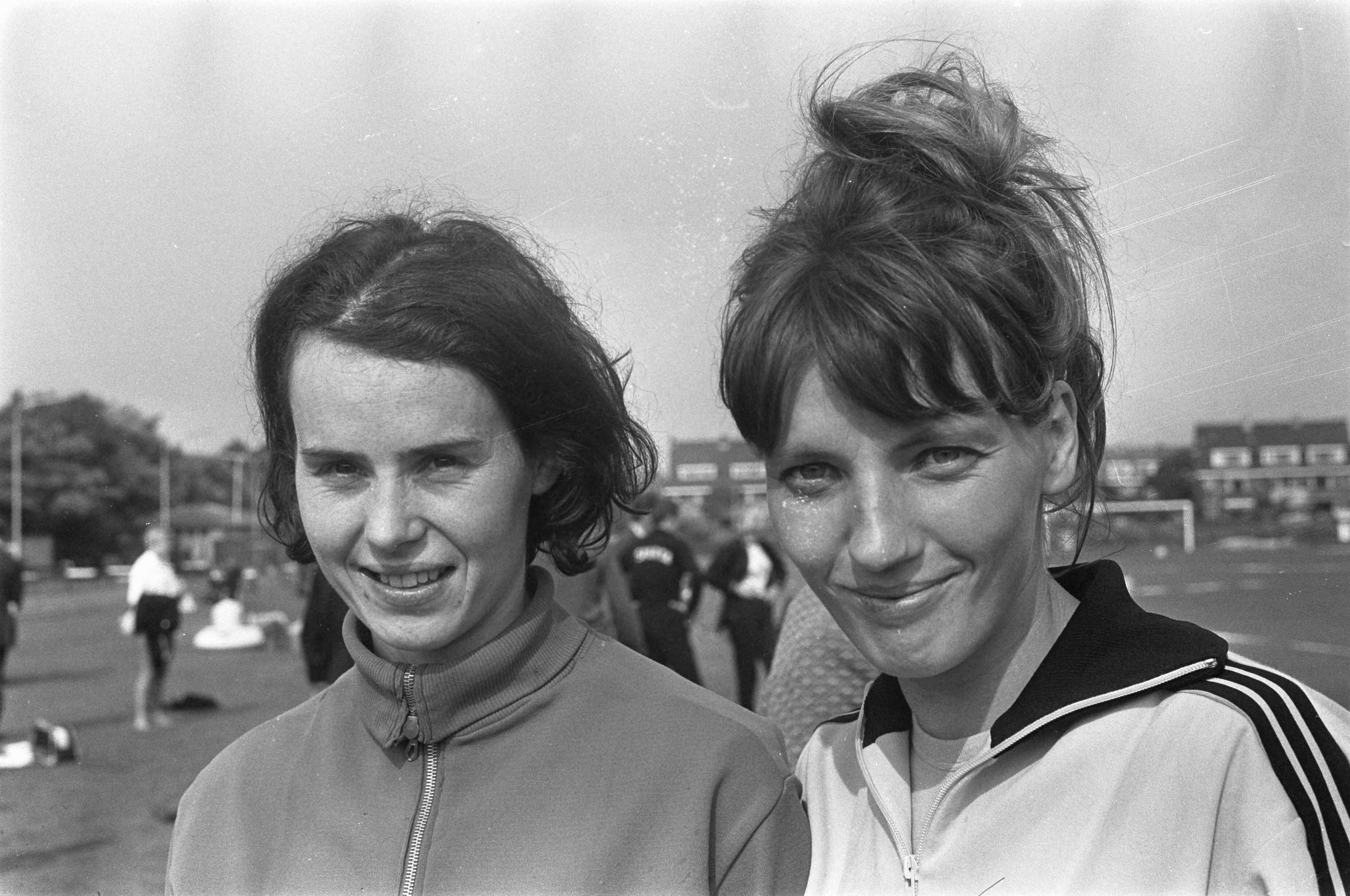 Fotocollectie Anefo — Atletiek Den Haag . 400m Dames gewonnen door Lia Louer Hinten (links), rech Cisca Jansen (2) / — Foto: Koch, Eric / Anefo. Licentie: Set B: Rechtenvrij / Publiek Domein. Bron: Nationaal Archief. http://hdl.handle.net/10648/ab46595c-d0b4-102d-bcf8-003048976d84