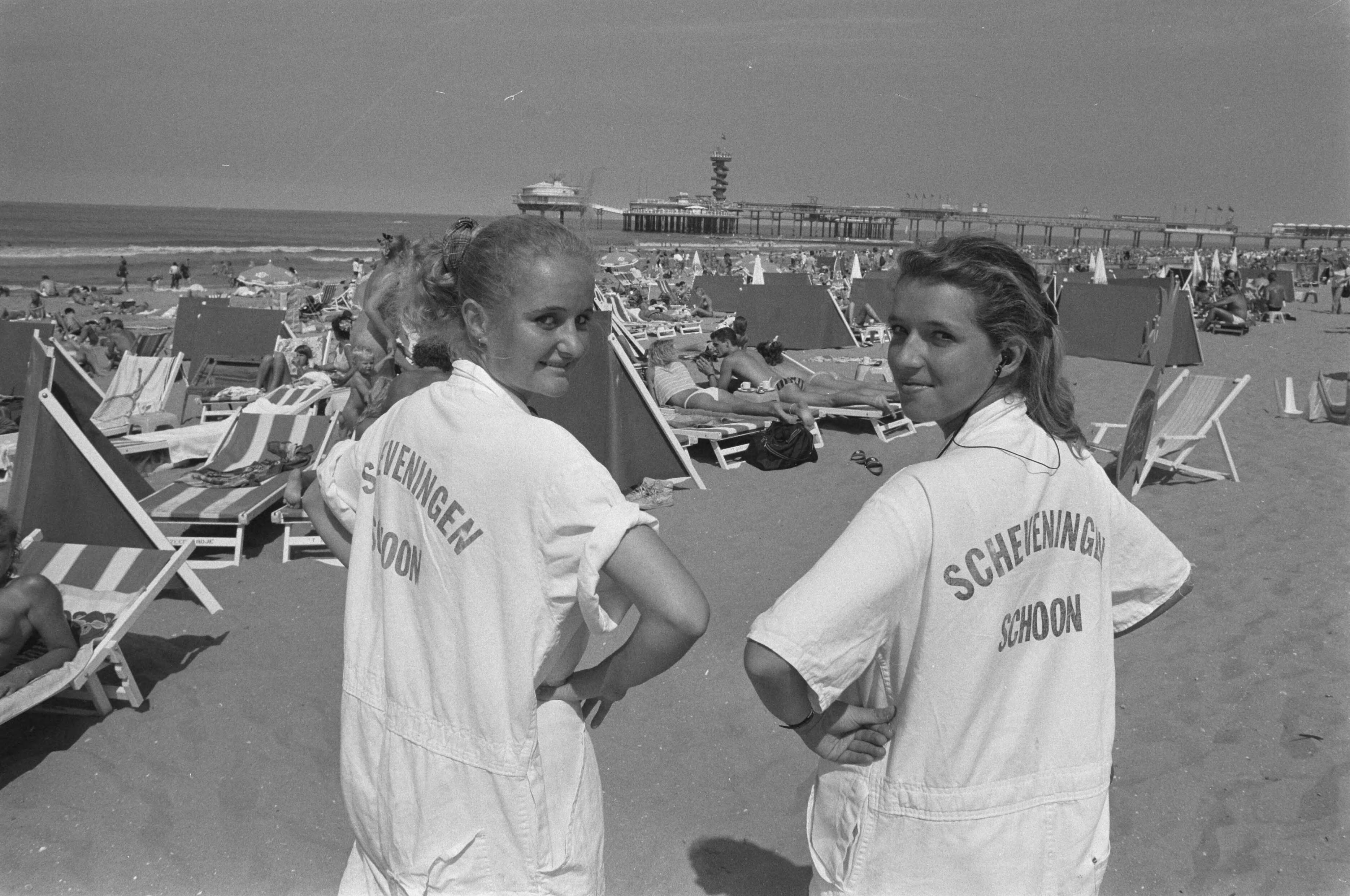 Fotocollectie Anefo — Zee bij Scheveningen ernstig vervuild; dames van "Scheveningen Schoon" promotieteam op het strand — Foto: Croes, Rob C. / Anefo. Licentie: Set B: Rechtenvrij / Publiek Domein. Bron: Nationaal Archief. http://hdl.handle.net/10648/ad6c5d62-d0b4-102d-bcf8-003048976d84