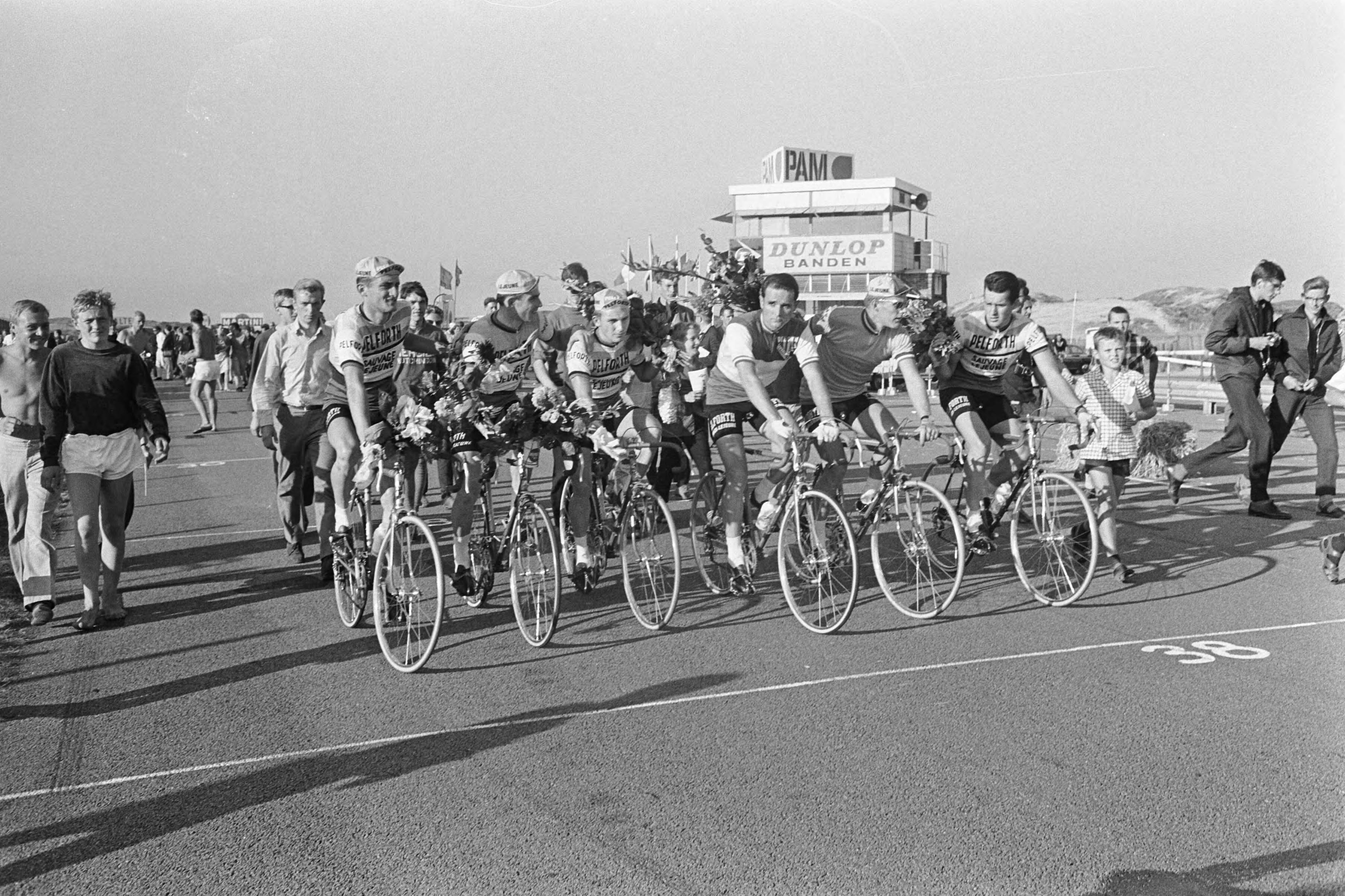 Fotocollectie Anefo — Grote Prijs van Nederland op circuit Zandvoort, Janssen op fiets met bloemen — Foto: Koch, Eric / Anefo. Licentie: Set B: Rechtenvrij / Publiek Domein. Bron: Nationaal Archief. http://hdl.handle.net/10648/aaf6269e-d0b4-102d-bcf8-003048976d84