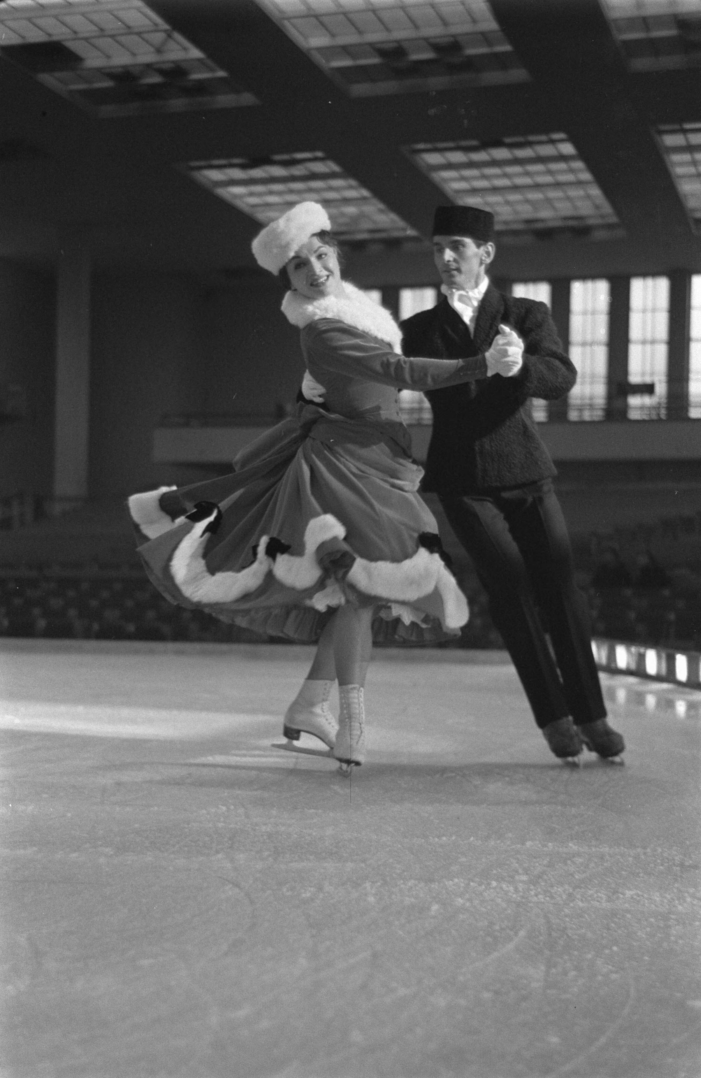 Fotocollectie Anefo — Generale repetitie van het IJsballet van Maxi en Ernest Baier te Utrecht — Foto: Pot, Harry / Anefo. Licentie: Set B: Rechtenvrij / Publiek Domein. Bron: Nationaal Archief. http://hdl.handle.net/10648/a9a4491a-d0b4-102d-bcf8-003048976d84