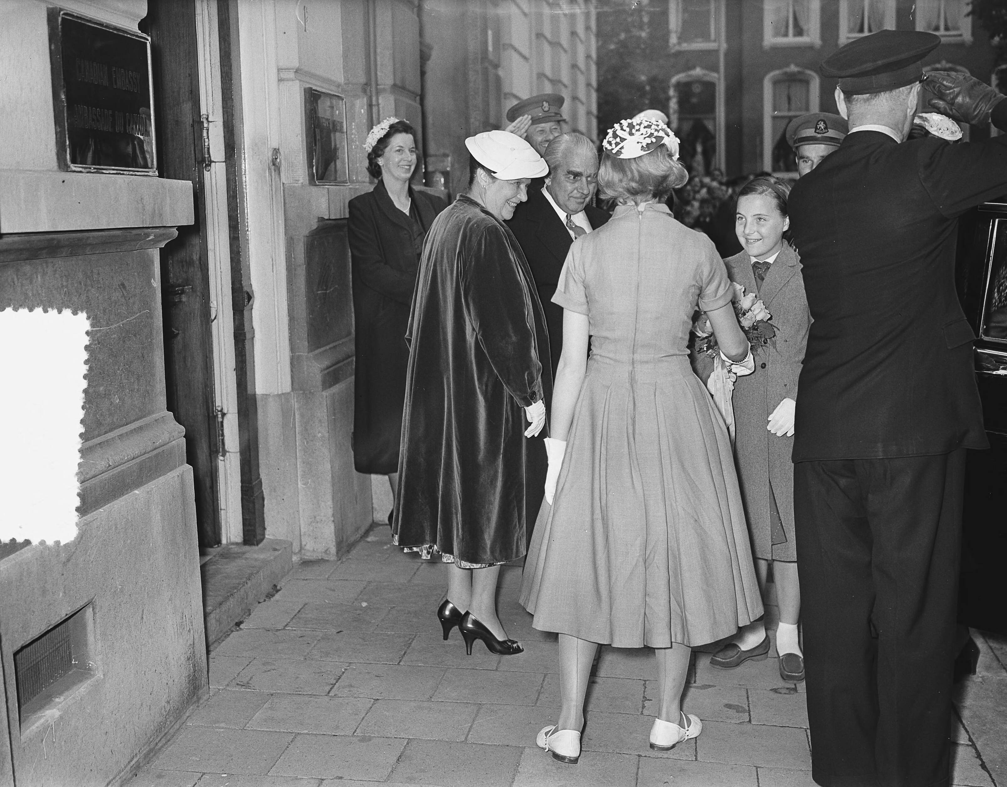 Prinses Margriet legt eerste steen van het nieuwe gebouw van de kanselarij van de Canadese ambassade te Den Haag — Prinses Margriet legt eerste steen van het nieuw gebouw van kanselarij van de Canadese ambassade te Den Haag. Aankomst van de prinses. In het midden de Canadese ambassadeur Thomas A. Stone — Foto: Bilsen, Joop van / Anefo. Licentie: Set B: Rechtenvrij / Publiek Domein. Bron: Nationaal Archief. http://hdl.handle.net/10648/a936a0ea-d0b4-102d-bcf8-003048976d84