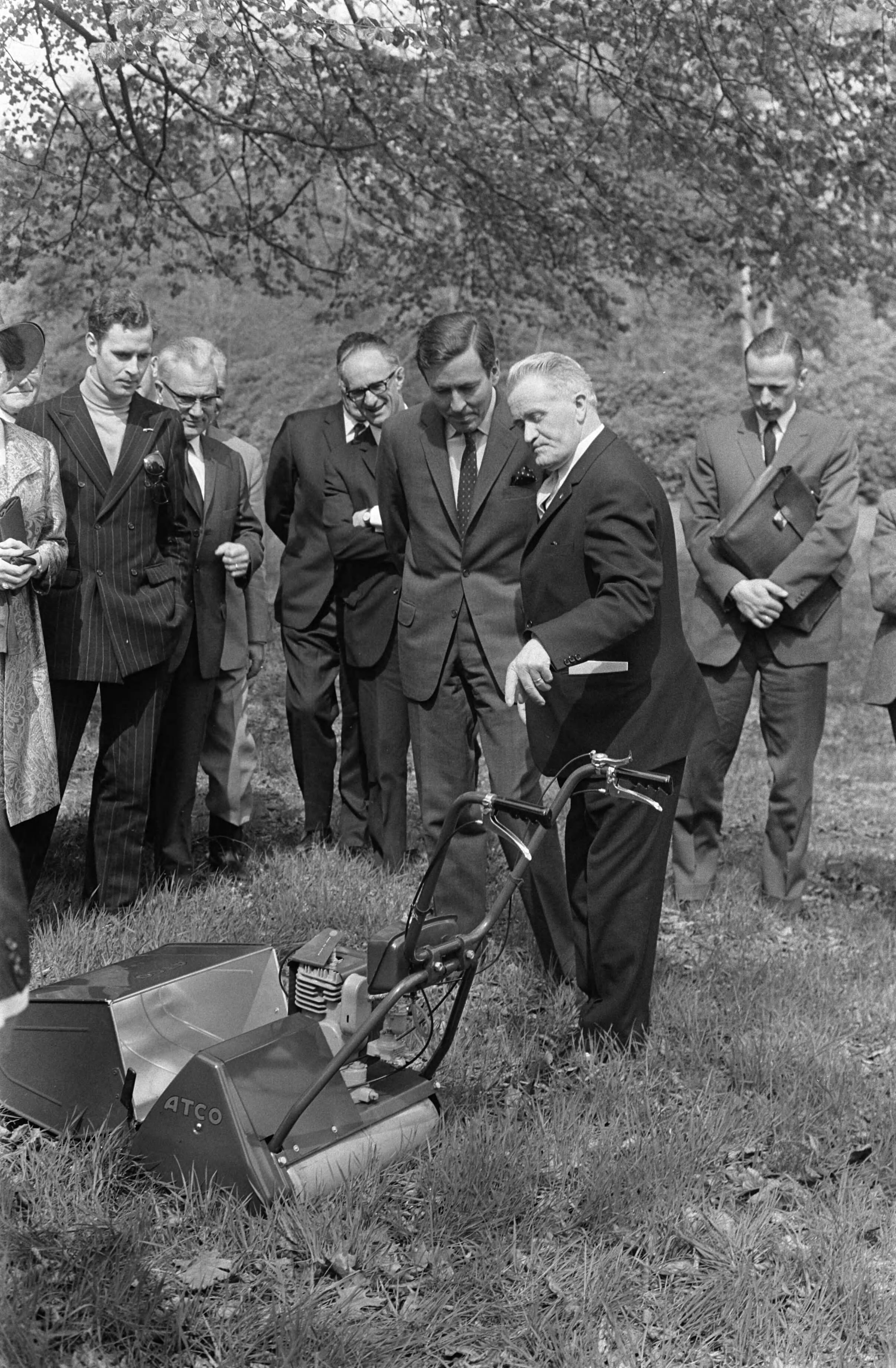 Fotocollectie Anefo — HKH Prins Claus opent de 22e "Werktuigendagen" te Liempde Prins Claus tijdens rondgang — Foto: Mieremet, Rob / Anefo. Licentie: Set B: Rechtenvrij / Publiek Domein. Bron: Nationaal Archief. http://hdl.handle.net/10648/ab6845d0-d0b4-102d-bcf8-003048976d84