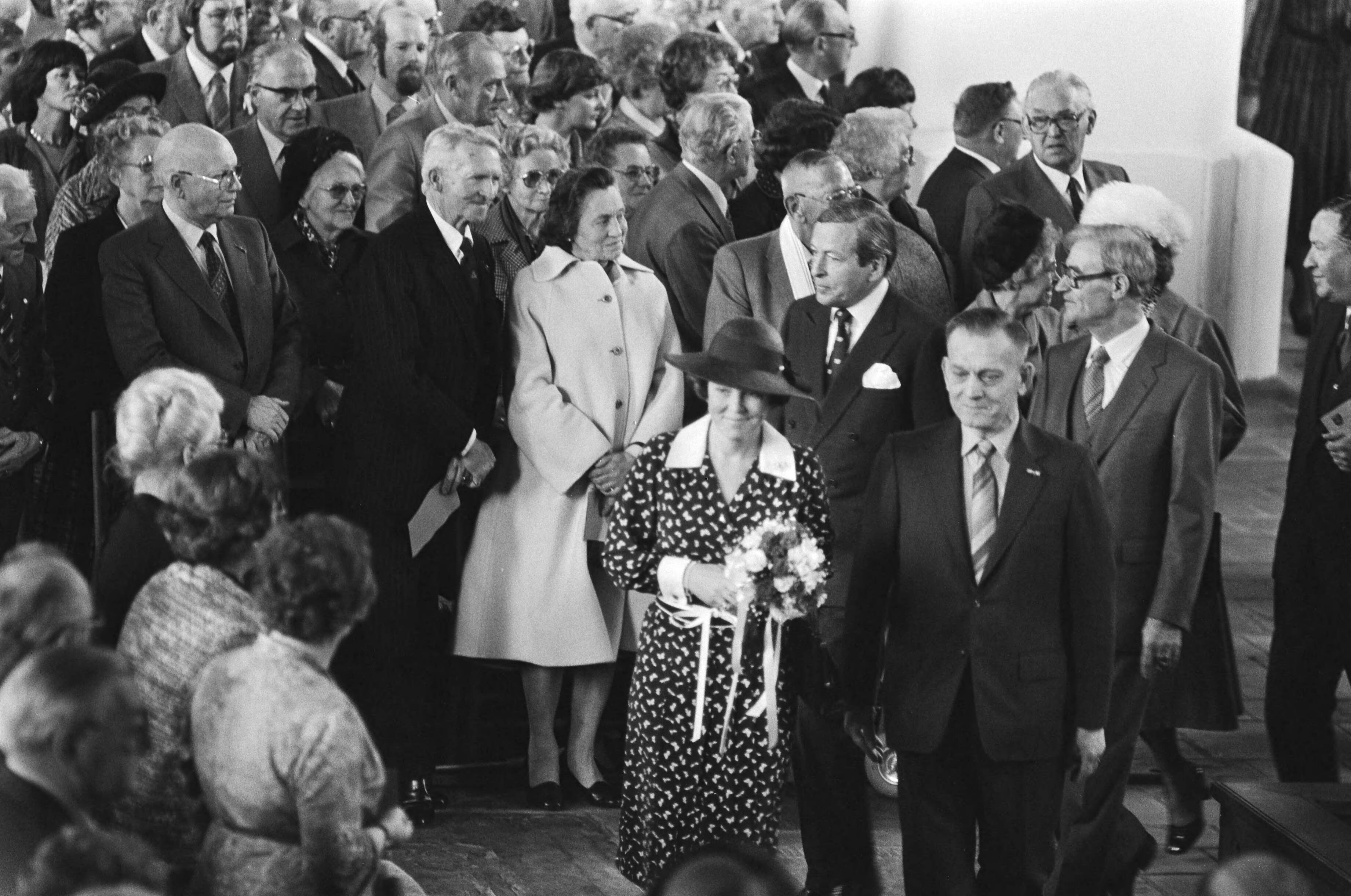 Fotocollectie Anefo — Prinses Beatrix en Prins Claus wonen in Leeuwarden herdenkingsbijeenkomst bij van 35 jarig bestaan van de Vereniging Friesland 1940 1945 — Foto: Suyk, Koen / Anefo. Licentie: Set B: Rechtenvrij / Publiek Domein. Bron: Nationaal Archief. http://hdl.handle.net/10648/acddf09a-d0b4-102d-bcf8-003048976d84