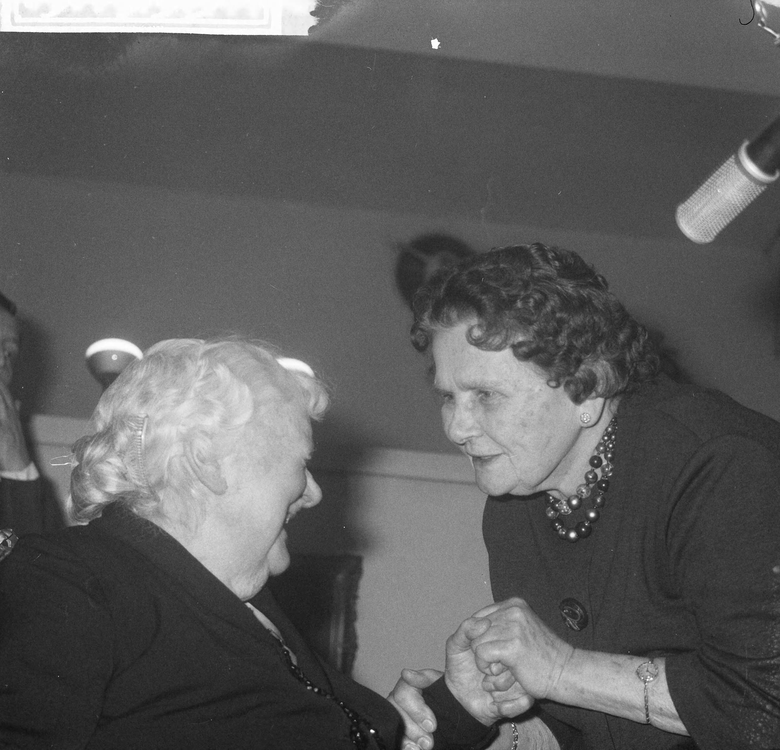 Fotocollectie Anefo — VARA-radioprogramma "Dit is uw Leven". mevrouw ter Hall Kohler met kleedster F. Jansen — Foto: Nijs, Jac. de / Anefo. Licentie: Set B: Rechtenvrij / Publiek Domein. Bron: Nationaal Archief. http://hdl.handle.net/10648/a9f7df8a-d0b4-102d-bcf8-003048976d84