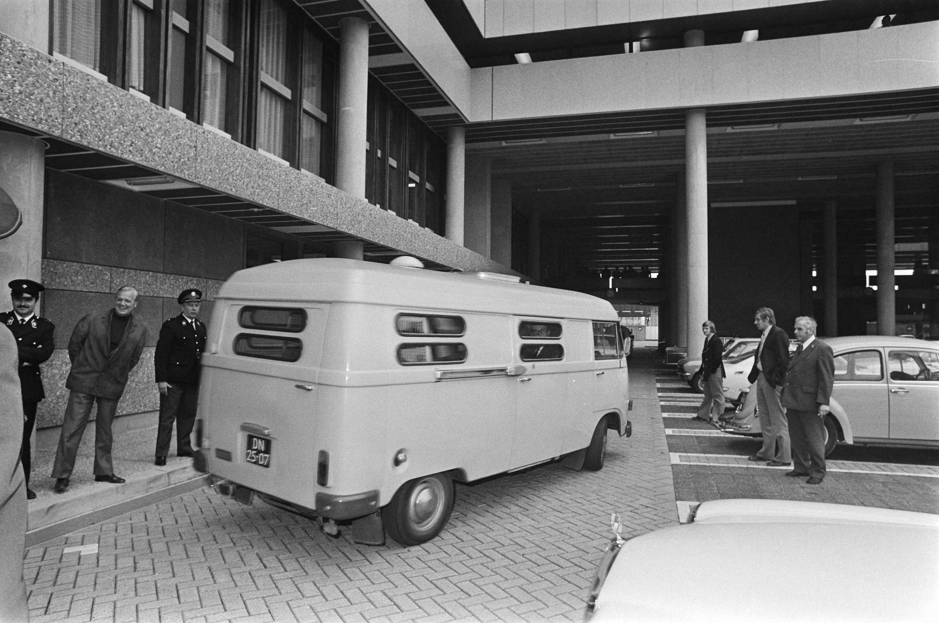Fotocollectie Anefo — Verdachten Scheveningse gijzelingszaak voorgekomen in Den Haag ; politiebus met verdachte verlaat Gerechtsgebouw — Foto: Mieremet, Rob / Anefo. Licentie: Set B: Rechtenvrij / Publiek Domein. Bron: Nationaal Archief. http://hdl.handle.net/10648/ac627aa0-d0b4-102d-bcf8-003048976d84