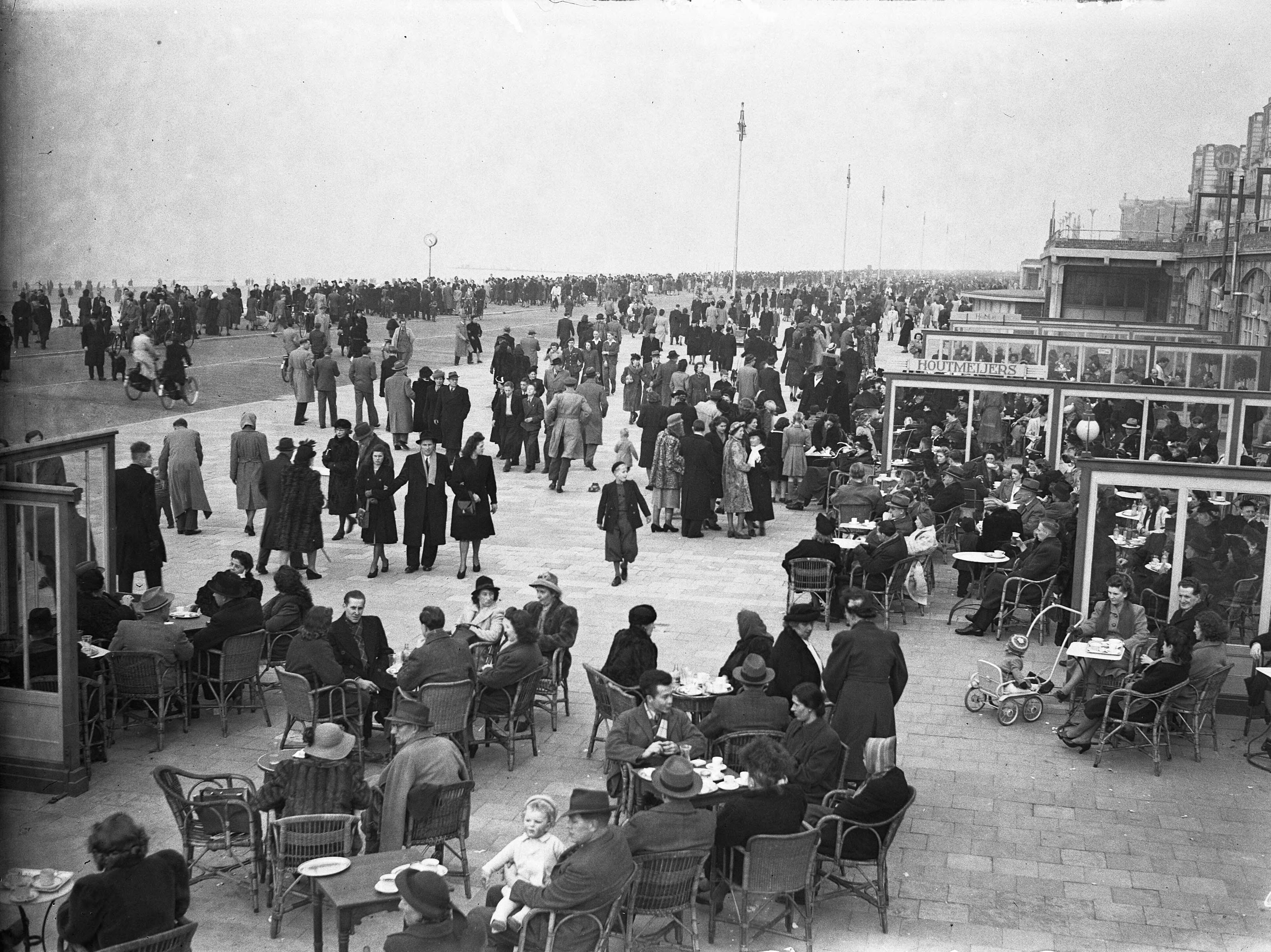 Fotocollectie Anefo — Scheveningen. Drukte vanwege lenteweer op zondag 29 februari — Foto: Hof, […] van 't / Anefo. Licentie: Set B: Rechtenvrij / Publiek Domein. Bron: Nationaal Archief. http://hdl.handle.net/10648/a8b32602-d0b4-102d-bcf8-003048976d84