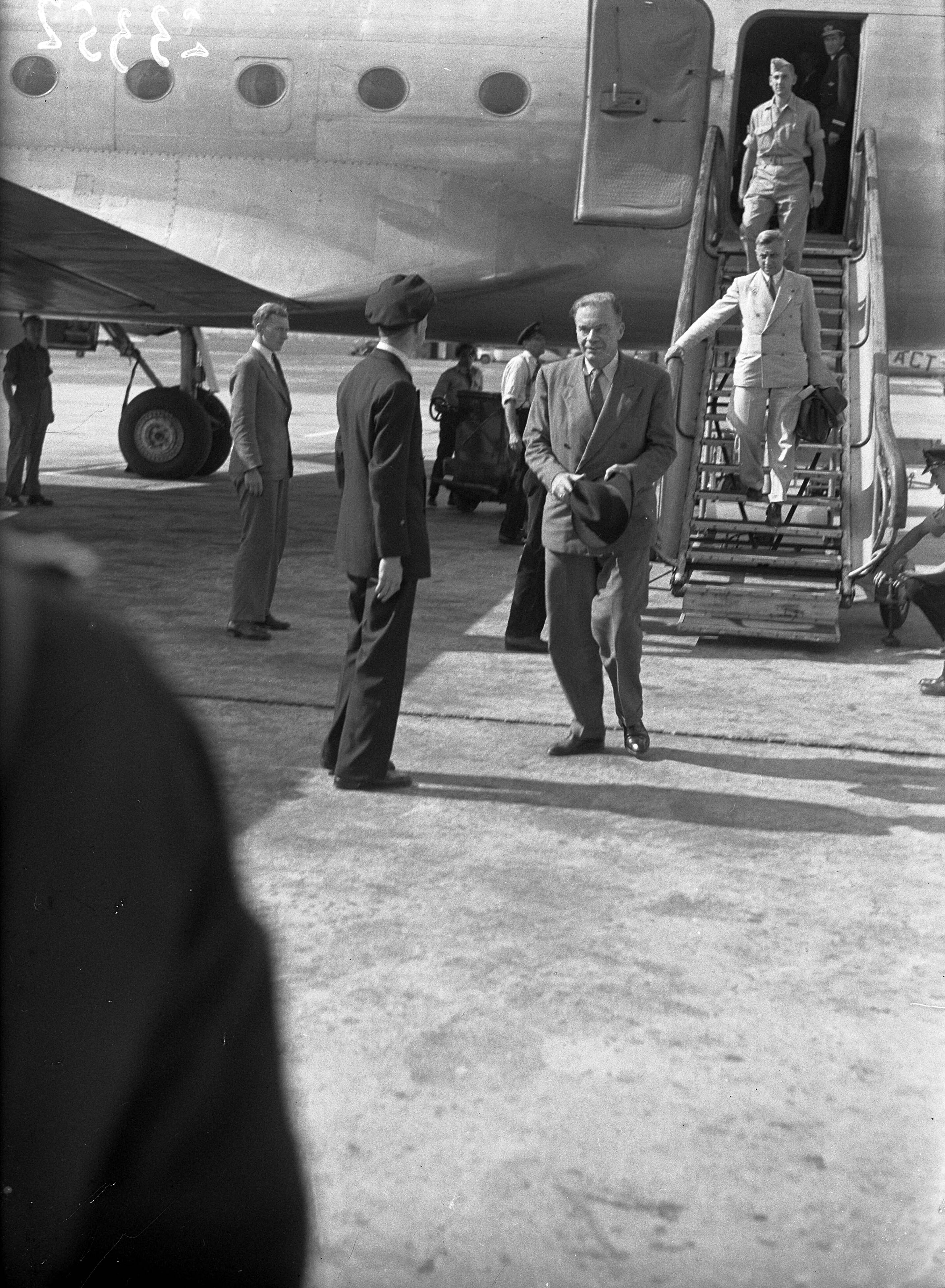 Fotocollectie Anefo — Aankomst dr. H. J. van Mook op Schiphol. Hij stapt uit het vliegtuig, gevolgd door minister L. Neher — Foto: Sagers, Harry / Anefo. Licentie: Set B: Rechtenvrij / Publiek Domein. Bron: Nationaal Archief. http://hdl.handle.net/10648/a8ac46e8-d0b4-102d-bcf8-003048976d84