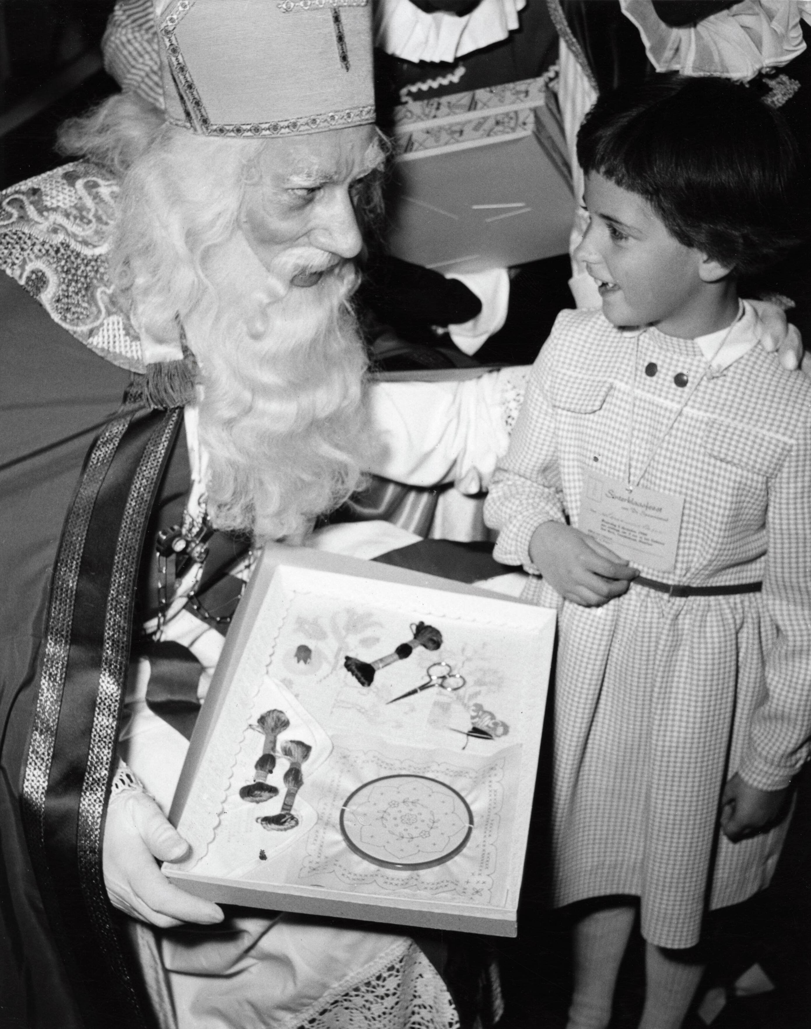 Collectie nader te bepalen — Serie: Sinterklaasfeest van N.V. De Spaarnestad — Foto: Fotograaf Onbekend / Fotobureau onbekend / Spaarnestad Photo (05887). Licentie: Set B: Rechtenvrij / Publiek Domein. Bron: Nationaal Archief. http://hdl.handle.net/10648/35429da6-3ba9-a382-e063-6df0900a6686