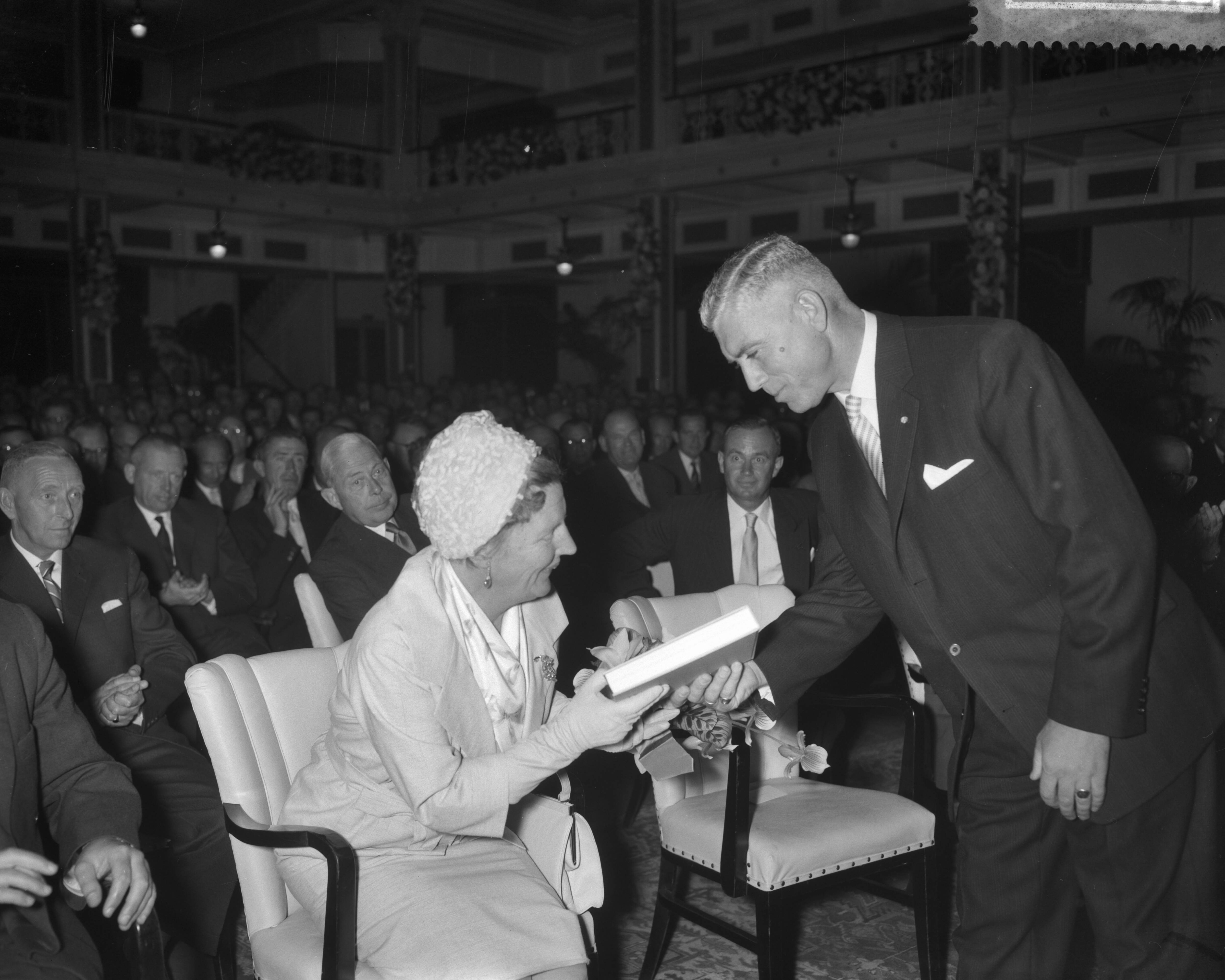 Fotocollectie Anefo — Viering 75-jarig bestaan van het Koninklijke Nederlandse Landbouw Comité in het Kurhaus te Scheveningen, in aanwezigheid van koningin Juliana. De voorzitter van het KNLC, ir. C.S. Knottnerus biedt de koningin het gedenkboek aan — Foto: Bilsen, Joop van / Anefo. Licentie: Set B: Rechtenvrij / Publiek Domein. Bron: Nationaal Archief. http://hdl.handle.net/10648/a99e3386-d0b4-102d-bcf8-003048976d84