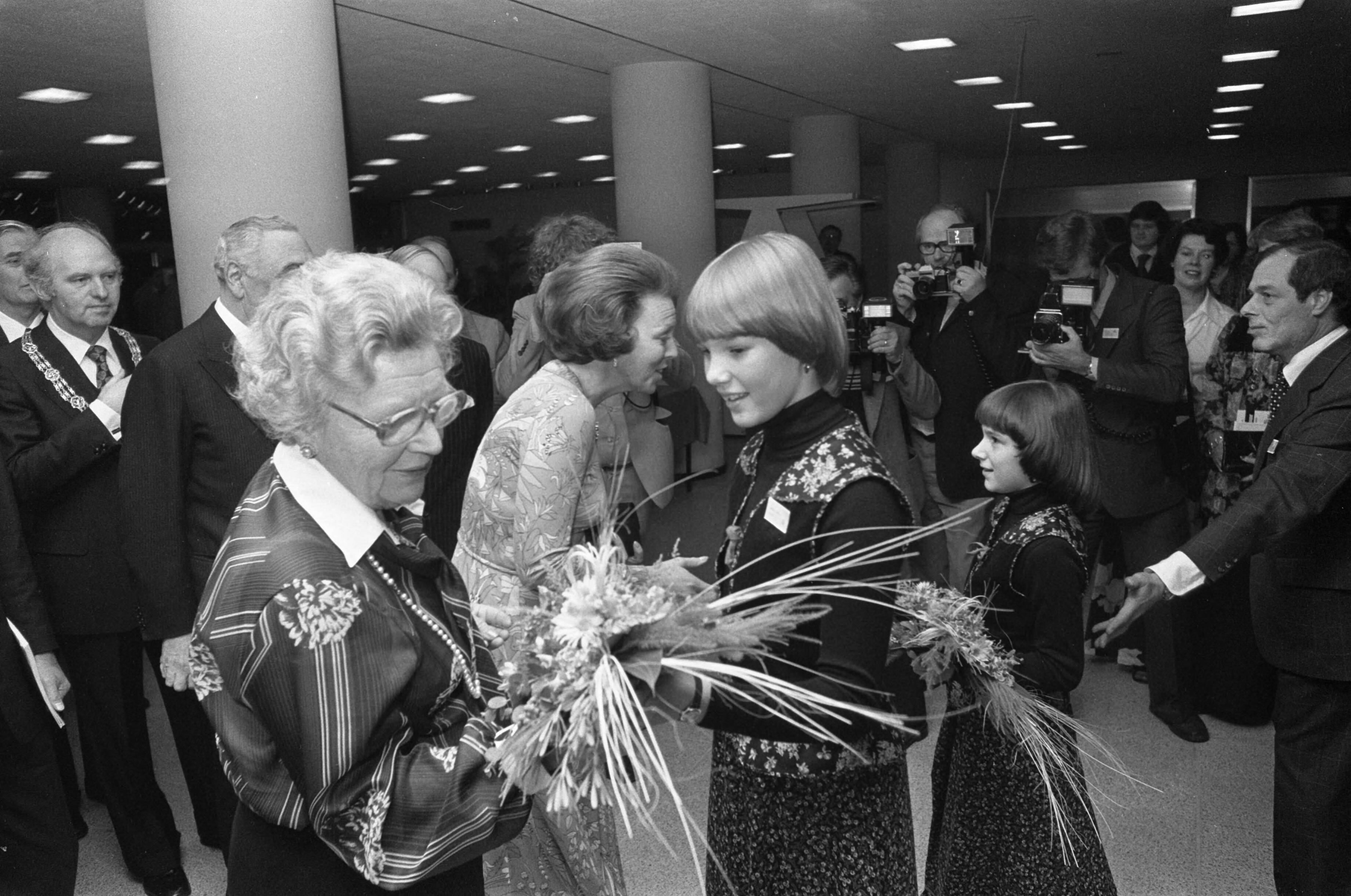 Fotocollectie Anefo — Koninklijk paar bij slotavond "Geef om de Natuur" in Den Haag ; koningin Juliana en Prinses Beatrix krijgen bloemen aangeboden — Foto: Verhoeff, Bert / Anefo. Licentie: Set B: Rechtenvrij / Publiek Domein. Bron: Nationaal Archief. http://hdl.handle.net/10648/aca710e8-d0b4-102d-bcf8-003048976d84
