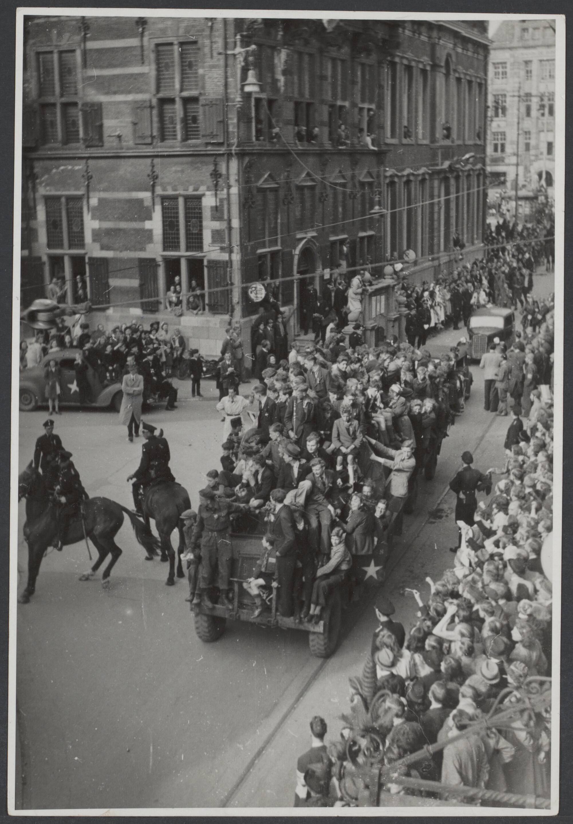 Bevrijding 's Gravenhage (Den Haag) — Intocht Canadezen Den Haag — Foto: Wal, J.Th. A. van der / Spaarnestad. Licentie: Set B: Rechtenvrij / Publiek Domein. Bron: Nationaal Archief. http://hdl.handle.net/10648/809f82f4-1432-1485-36b3-18c83fce7da2