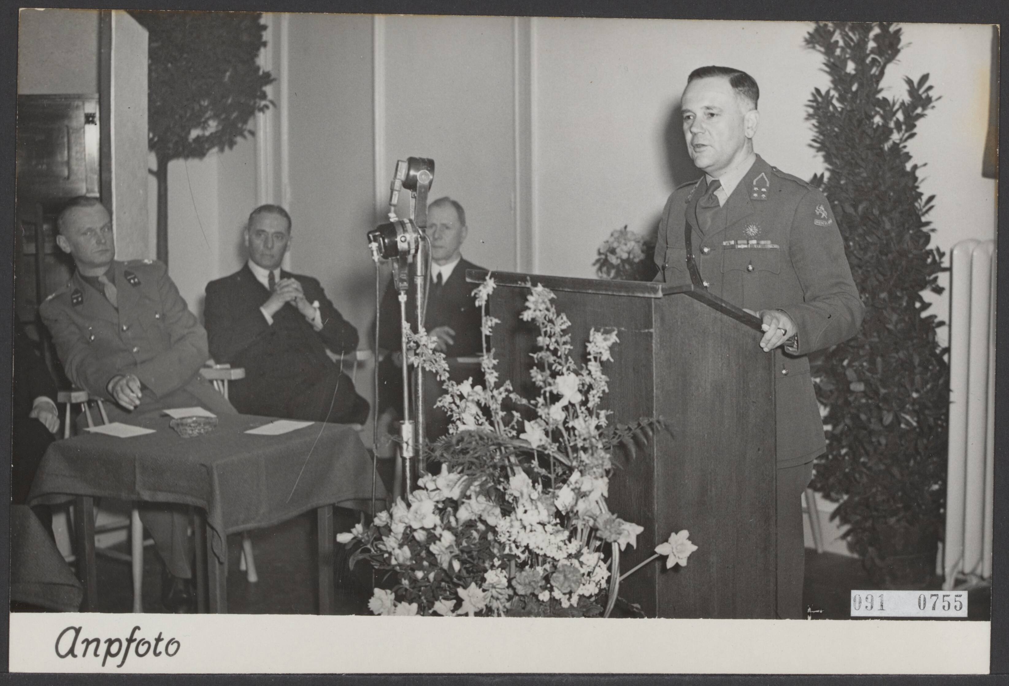Fotocollectie Elsevier Binnenland — In het gebouw voor Kunsten en Wetenschappen te Utrecht werd door luitenant-generaal mr. H.J. Kruls, Chef van de Generale Staf het A.M.V.J. centrum voor militairen geopend — Foto: ANP / RVD of rechtenvrij. Licentie: Set B: Rechtenvrij / Publiek Domein. Bron: Nationaal Archief. http://hdl.handle.net/10648/ae20e818-d0b4-102d-bcf8-003048976d84