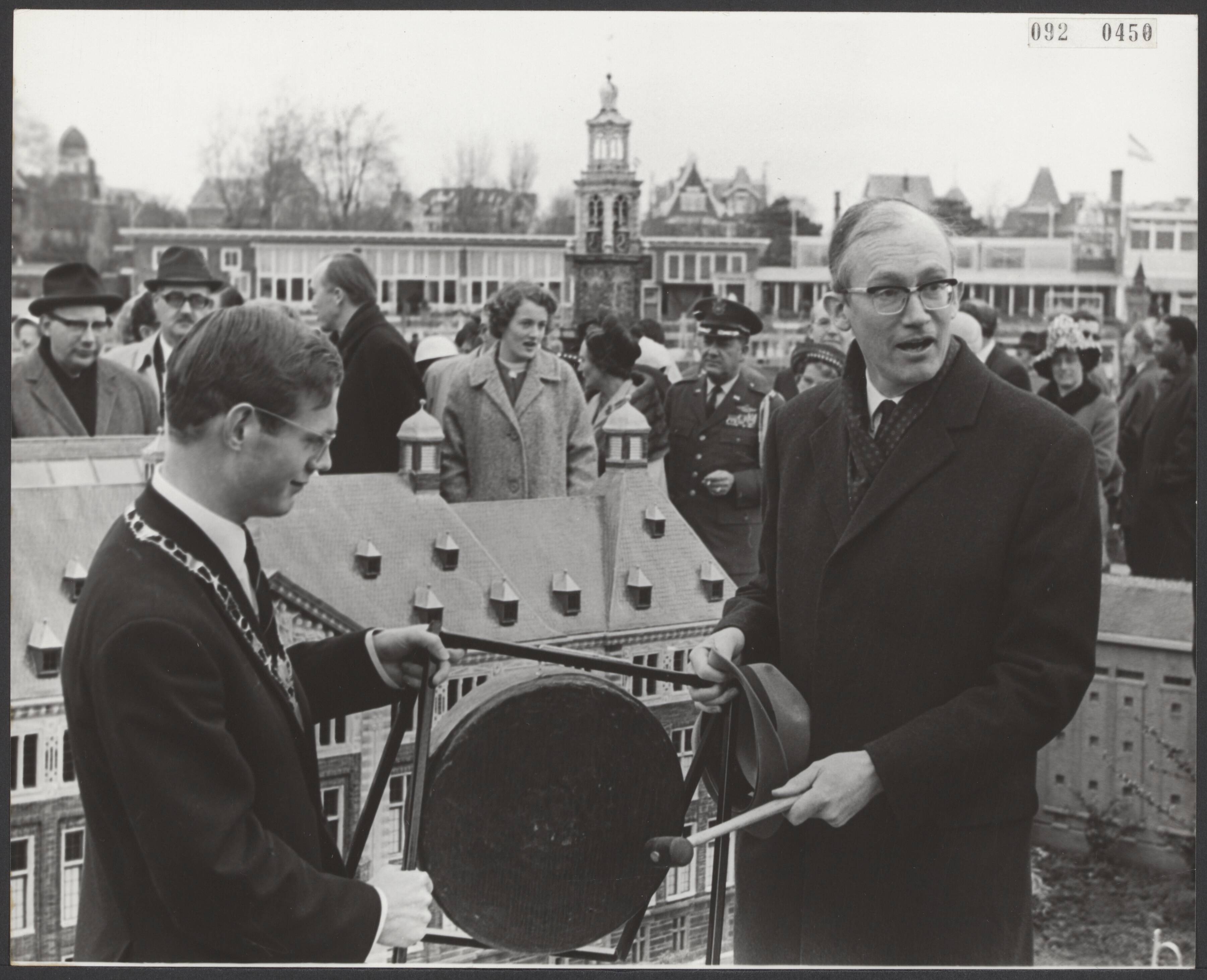 Fotocollectie Elsevier Binnenland — In Den Haag is door de minister van Financiën, H.J. Witteveen, de heropening verricht van Madurodam. Met een gongslag opende de minsiter (rechts) de miniatuurstad. Links de burgemeester van Madurodam, U. Spaans — Foto: Fotograaf Onbekend / Anefo. Licentie: Set B: Rechtenvrij / Publiek Domein. Bron: Nationaal Archief. http://hdl.handle.net/10648/ae242028-d0b4-102d-bcf8-003048976d84
