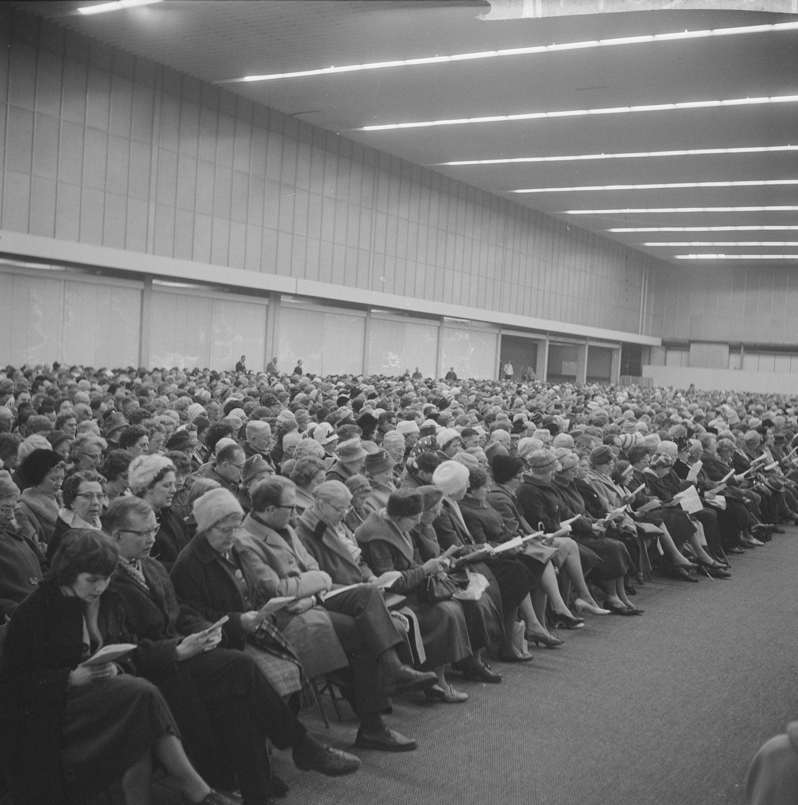 Fotocollectie Anefo — Massale volkskerstzang in de Zuidhal van het RAI-gebouw te Amsterdam — Foto: Nijs, Jac. de / Anefo. Licentie: Set B: Rechtenvrij / Publiek Domein. Bron: Nationaal Archief. http://hdl.handle.net/10648/aa238608-d0b4-102d-bcf8-003048976d84