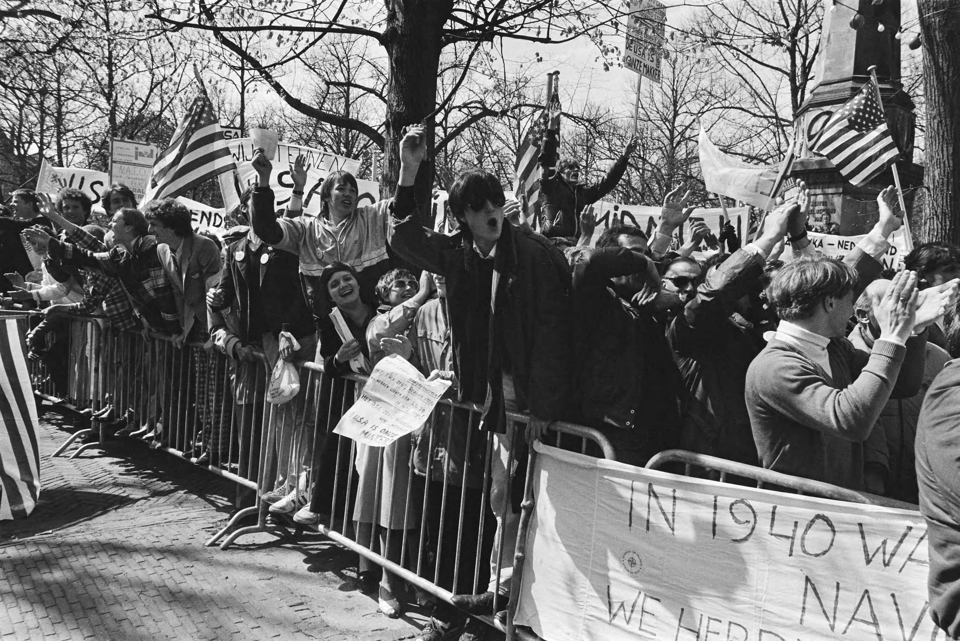 Fotocollectie Anefo — Pro-Amerikademonstratie in Den Haag door de OSL Stichtingen georganiseerd. Demonstratie voor de ambassade — Foto: Bogaerts, Rob / Anefo. Licentie: Set B: Rechtenvrij / Publiek Domein. Bron: Nationaal Archief. http://hdl.handle.net/10648/ad15e52c-d0b4-102d-bcf8-003048976d84