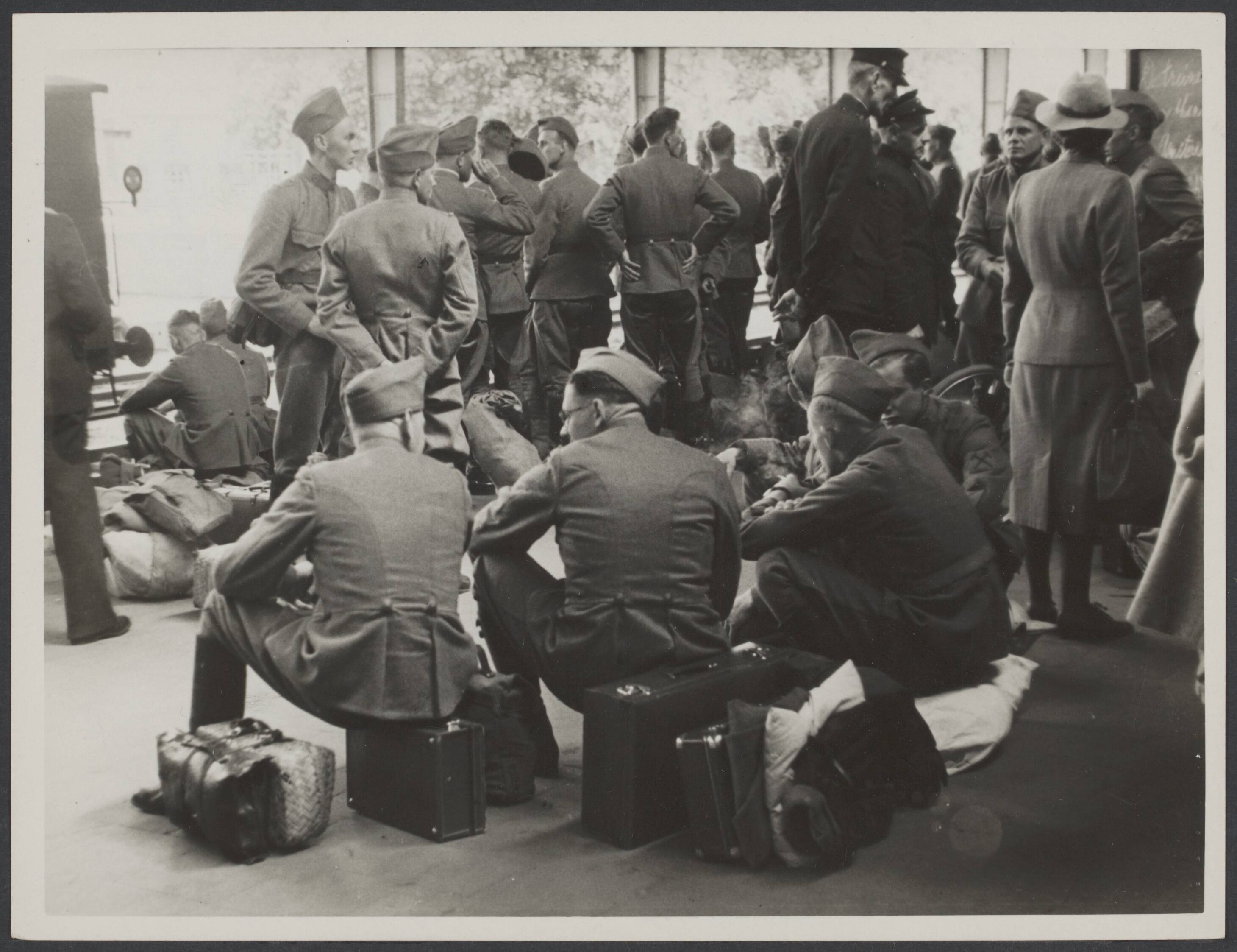 Demobilisatie 1940 — Serie: Demobllisatie Haarlem. Wachtend op de trein om spoedig weer thuis te zijn — Foto: Valks, H.J.M. / Spaarnestad. Licentie: Set B: Rechtenvrij / Publiek Domein. Bron: Nationaal Archief. http://hdl.handle.net/10648/e5c2d6d9-ef6f-d1e0-3e11-3c8e2efa3006