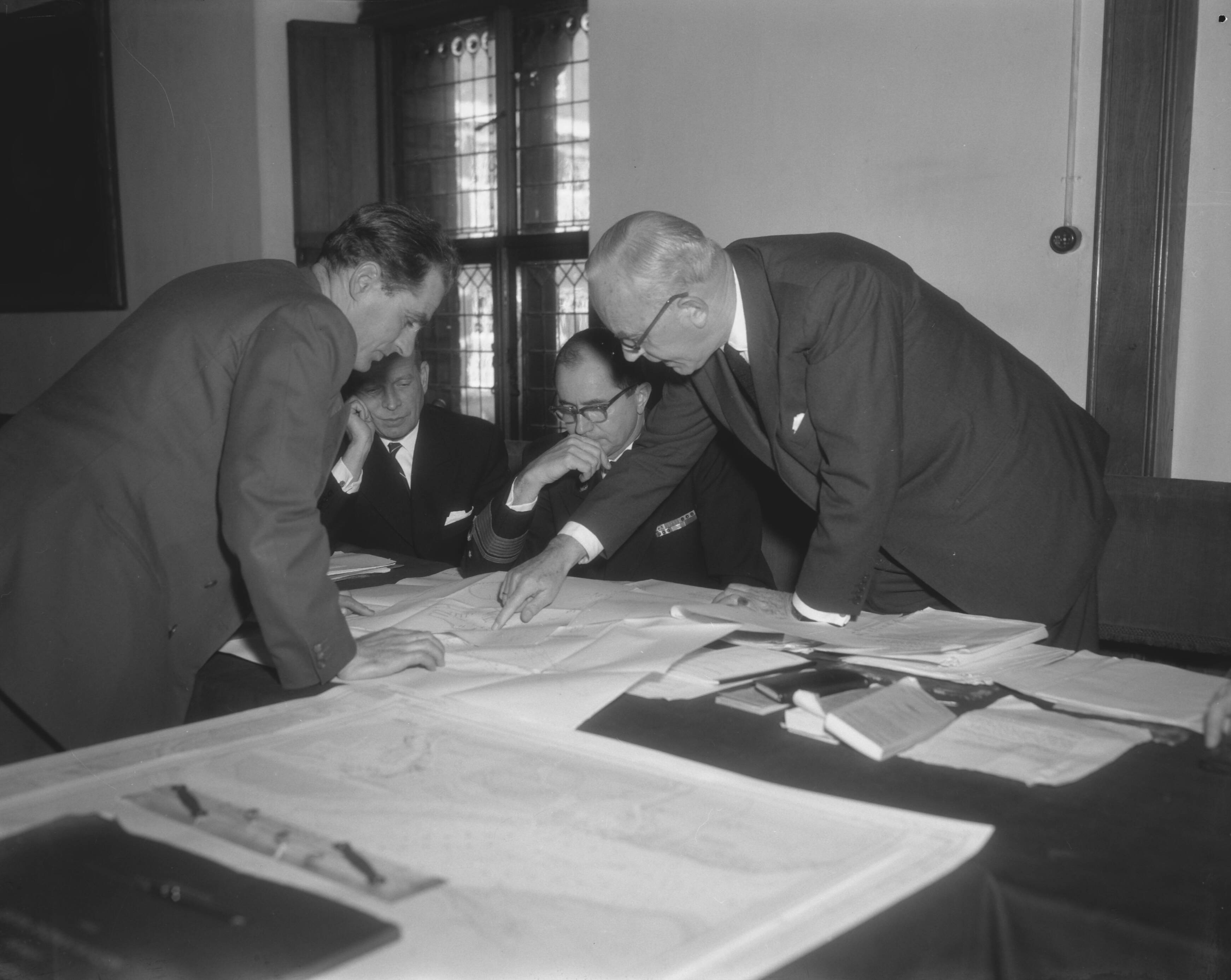 Fotocollectie Anefo — Marineraad behandelt in de Rolzaal te Den Haag de stranding van de "Zeven Provinciën" — Foto: Pot, Harry / Anefo. Licentie: Set B: Rechtenvrij / Publiek Domein. Bron: Nationaal Archief. http://hdl.handle.net/10648/a9882d16-d0b4-102d-bcf8-003048976d84
