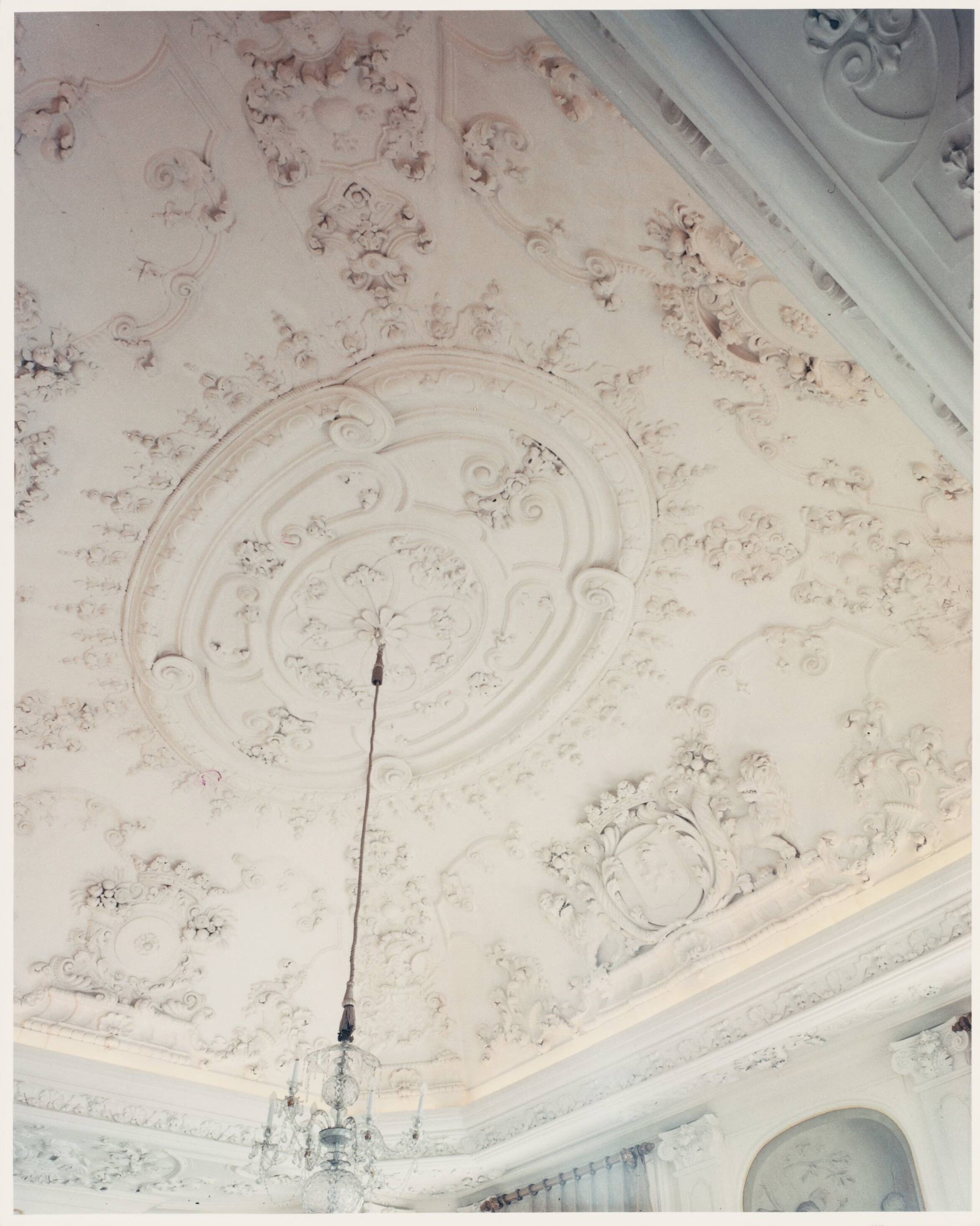 Paleis Huis ten Bosch te Den Haag — Plafond Witte Eetzaal — Foto: Hofmeester, Bart / RVD. Licentie: Set B: Rechtenvrij / Publiek Domein. Bron: Nationaal Archief. http://hdl.handle.net/10648/afa8e456-d0b4-102d-bcf8-003048976d84