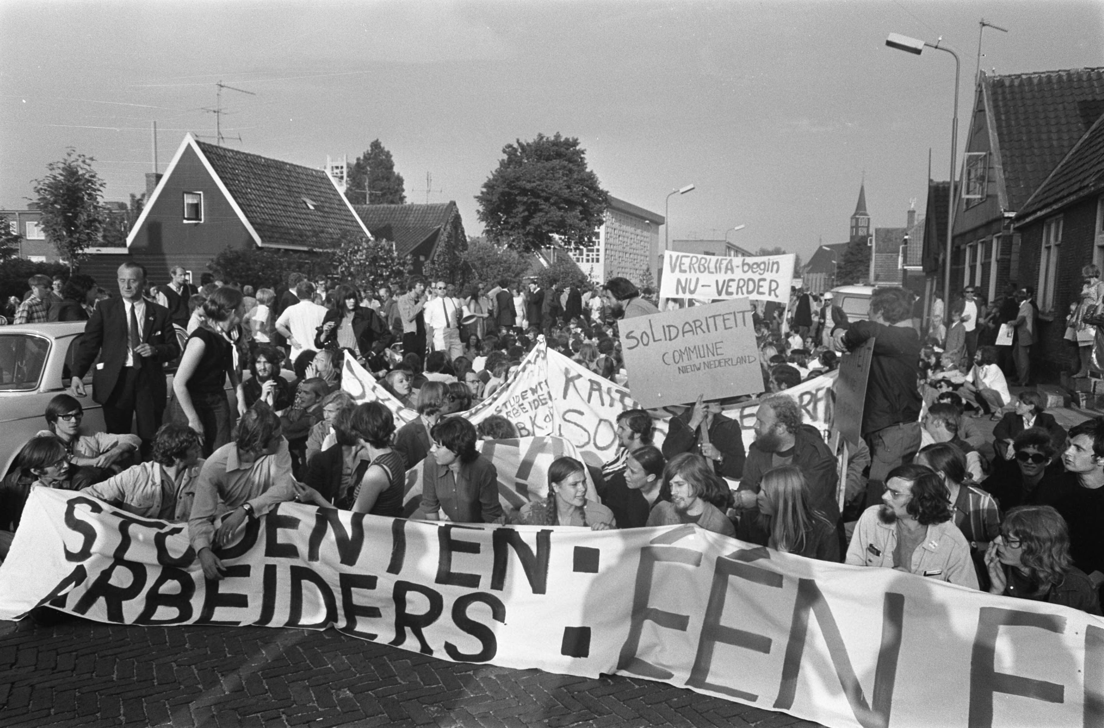 Fotocollectie Anefo — Demonstratie tegen sluiting Verblifa te Krommenie demonstranten met spandoeken — Foto: Evers, Joost / Anefo. Licentie: Set B: Rechtenvrij / Publiek Domein. Bron: Nationaal Archief. http://hdl.handle.net/10648/ab6e42aa-d0b4-102d-bcf8-003048976d84