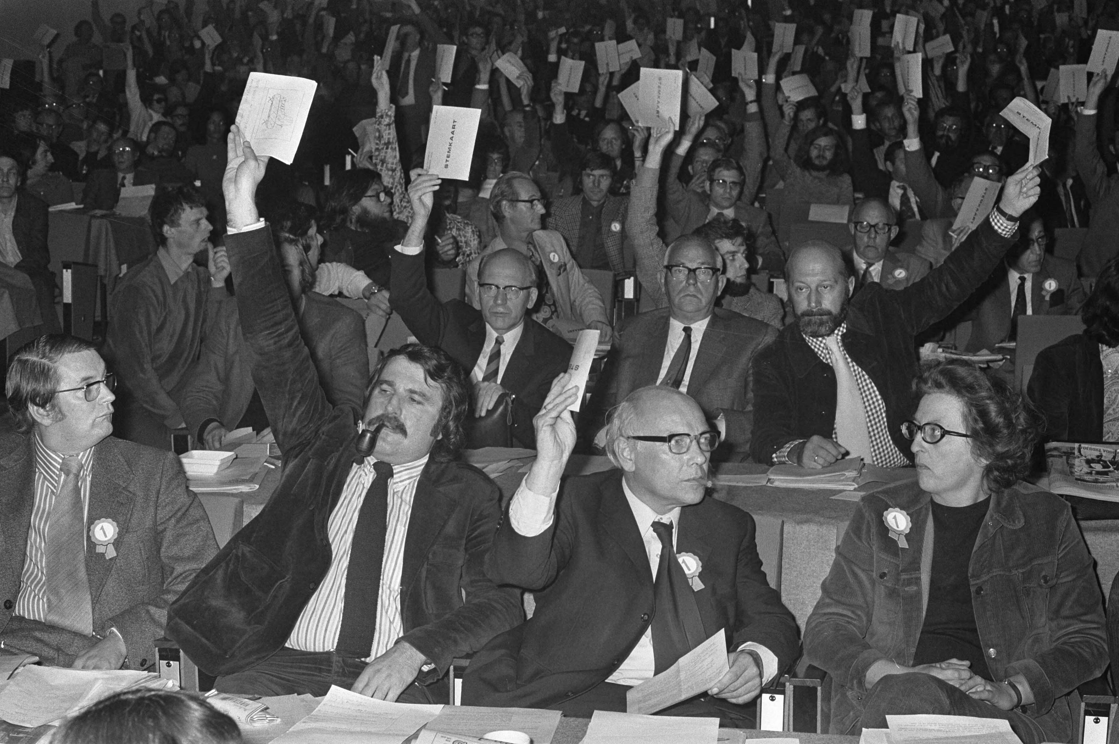 Fotocollectie Anefo — PvdA-congres in Den Haag , stemming — Foto: Verhoeff, Bert / Anefo. Licentie: Set B: Rechtenvrij / Publiek Domein. Bron: Nationaal Archief. http://hdl.handle.net/10648/abf87312-d0b4-102d-bcf8-003048976d84