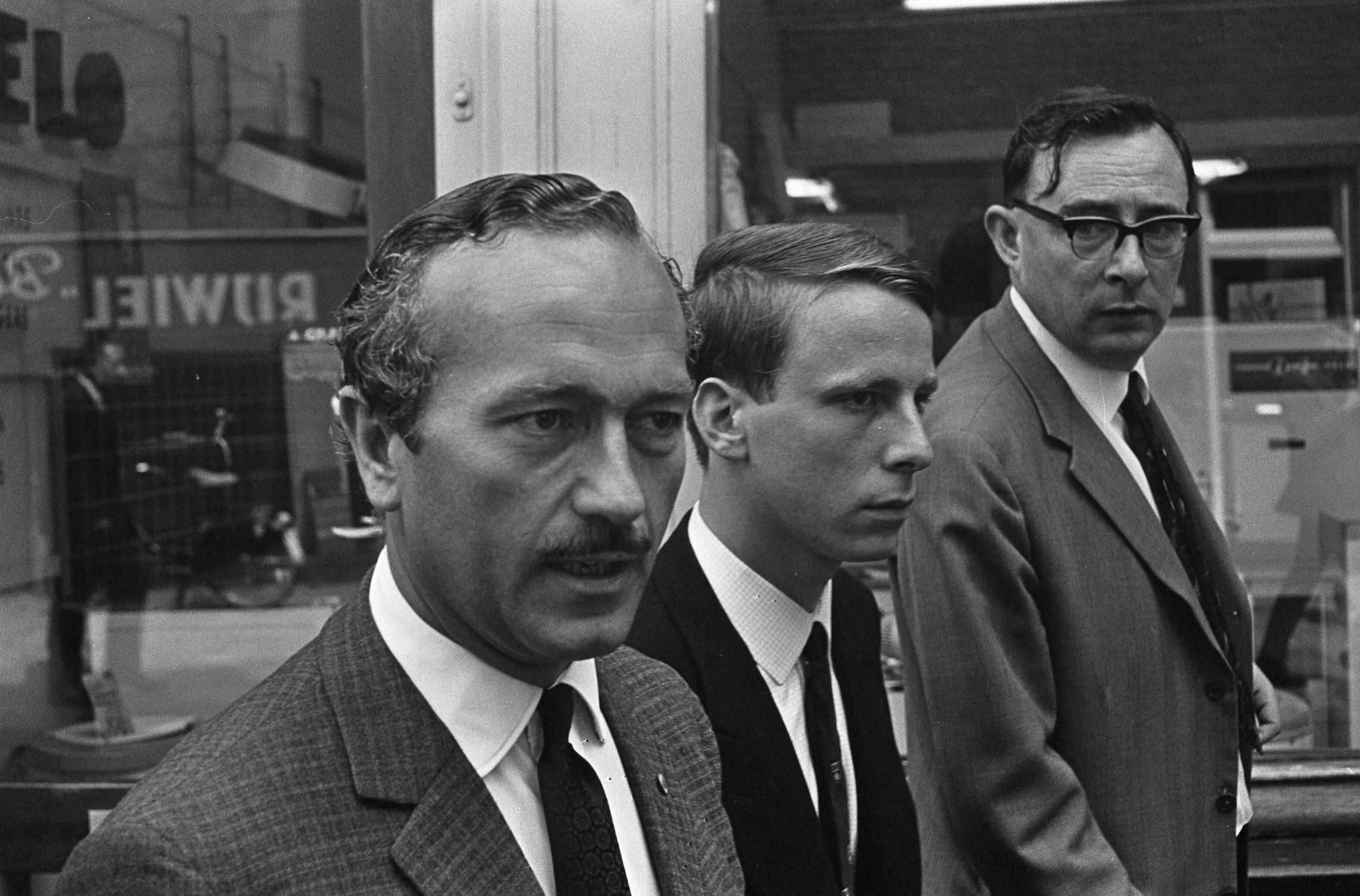 Fotocollectie Anefo — De zaak Chapman, Colin Chapman (voorgrond) moest voor de politierechter verschijnen vanwege mishandeling van een politieagent — Foto: Kroon, Ron / Anefo. Licentie: Set B: Rechtenvrij / Publiek Domein. Bron: Nationaal Archief. http://hdl.handle.net/10648/aab54282-d0b4-102d-bcf8-003048976d84