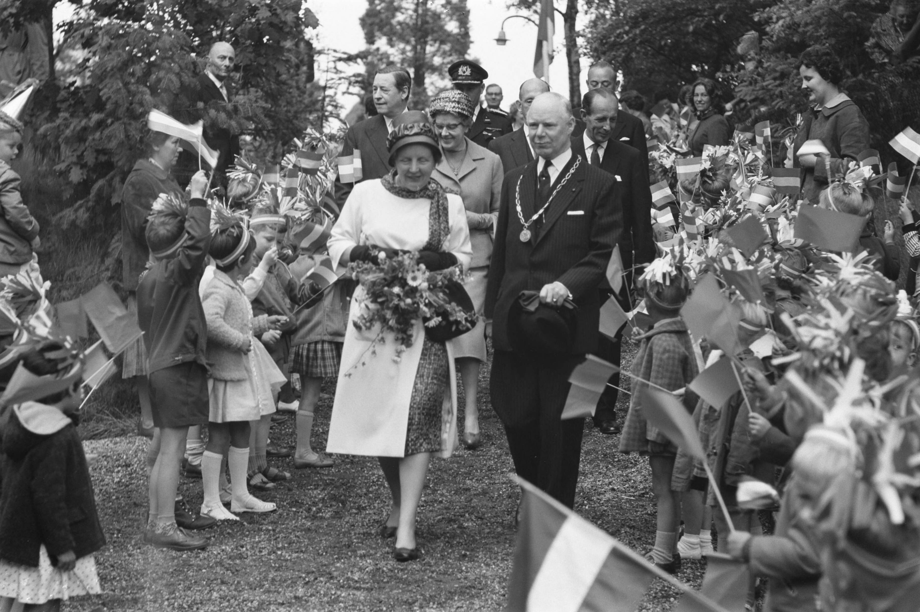 Bezoek koningin Juliana aan Zeist en omgeving — Bezoek koningin Juliana aan Zeist en omgeving. Koningin Juliana bezoekt speeltuin in Den Dolder, met naast haar burgemeester van Zeist, A.P. Korthals Altes — Foto: Pot, Harry / Anefo. Licentie: Set B: Rechtenvrij / Publiek Domein. Bron: Nationaal Archief. http://hdl.handle.net/10648/a9d73c12-d0b4-102d-bcf8-003048976d84