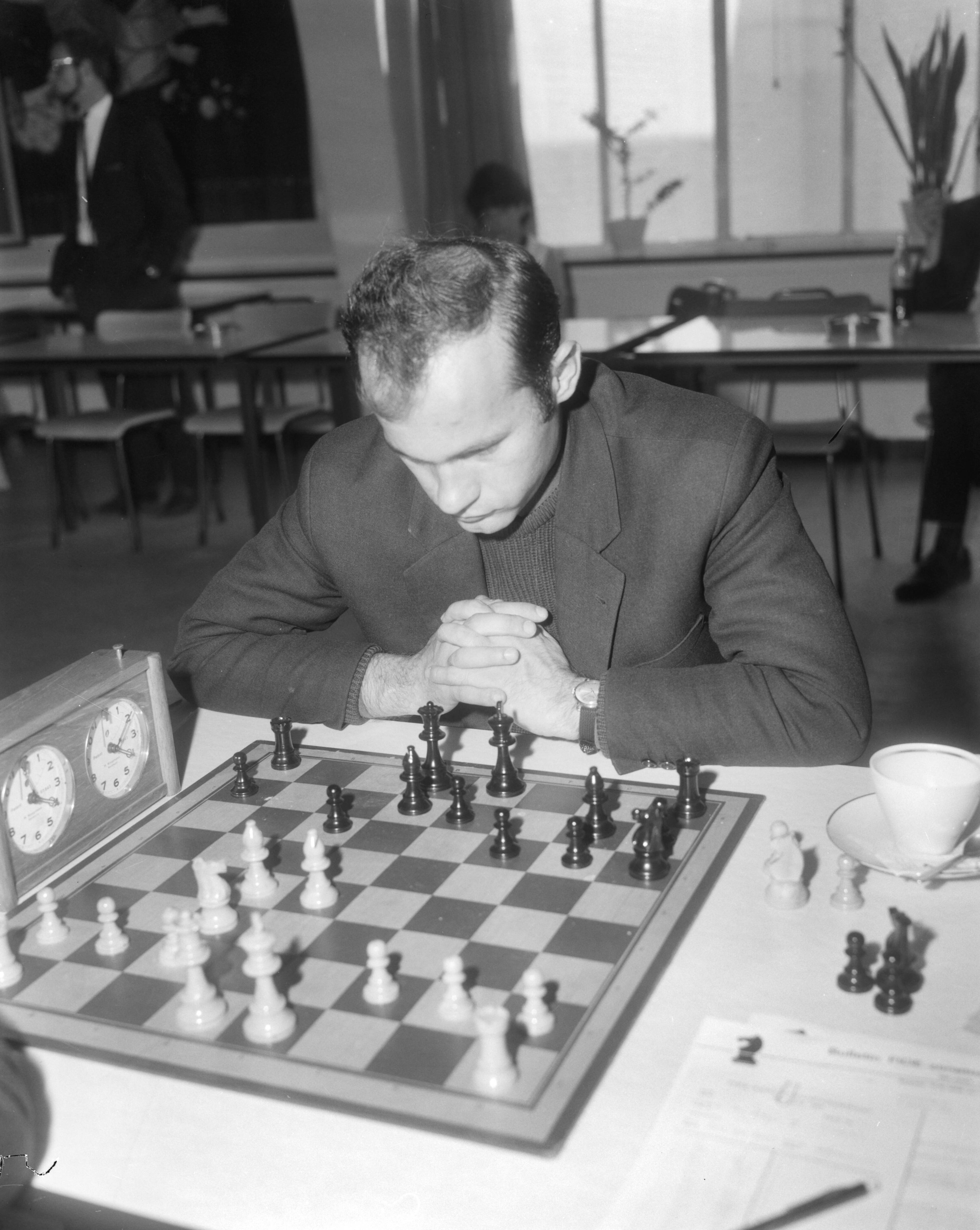 Fédération Internationale des Échecs (FIDE) -Zone schaaktoernooi 1966 in de kantine van 'De Nederlanden van 1845' te Den Haag — FIDE|Den Haag|Zuid-Holland|sport |schaken |toernooien — Foto: Bilsen, Joop van / Anefo. Licentie: Set B: Rechtenvrij / Publiek Domein. Bron: Nationaal Archief. http://hdl.handle.net/10648/ab000f4c-d0b4-102d-bcf8-003048976d84