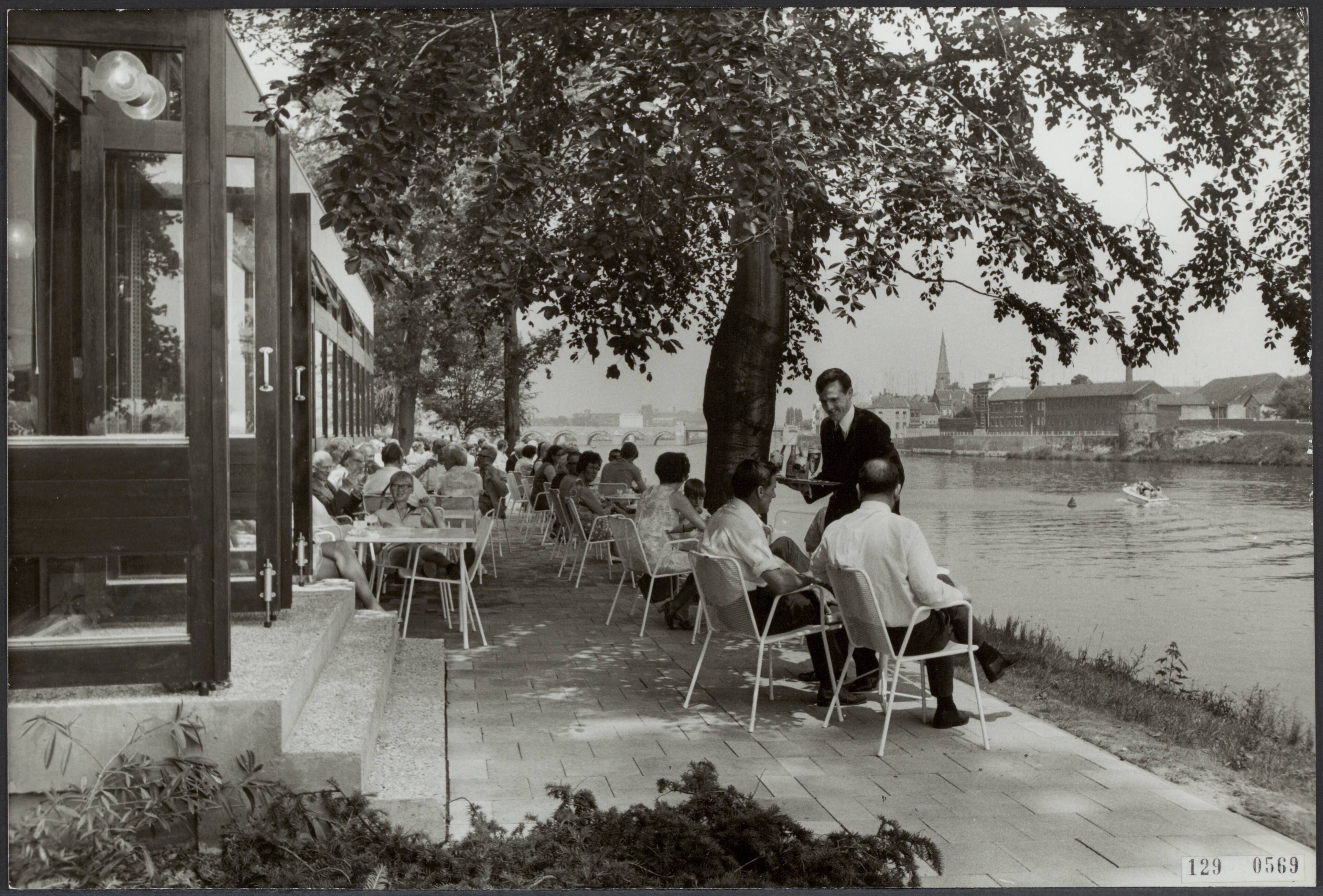 Steden [RVD] — Maastricht. Paviljoen en Maasboulevard — Foto: Lahaye, Frans. Licentie: Set B: Rechtenvrij / Publiek Domein. Bron: Nationaal Archief. http://hdl.handle.net/10648/af4717d0-d0b4-102d-bcf8-003048976d84