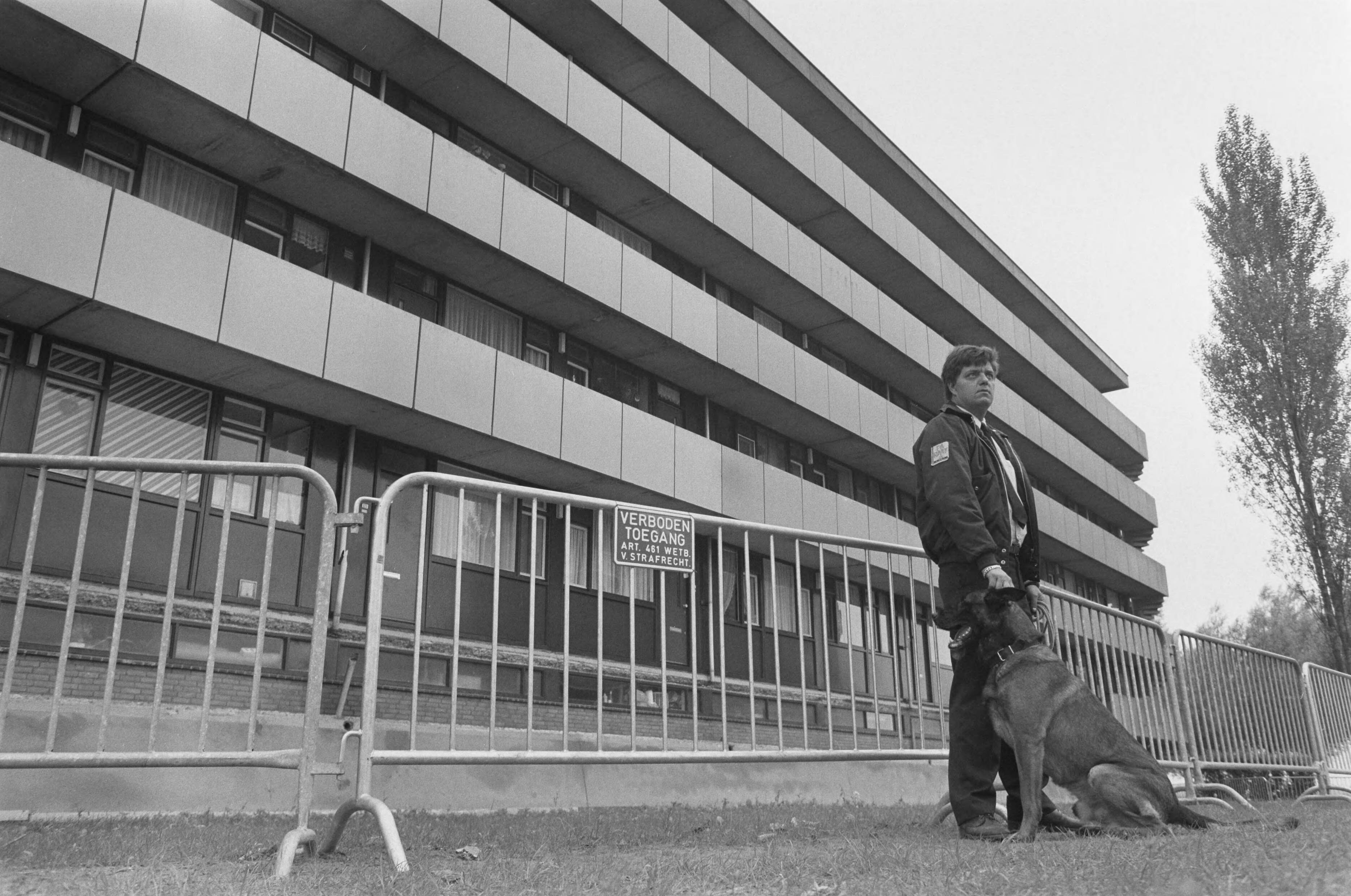 Fotocollectie Anefo — Flatgebouwen in Wormerveer ontruimd i.v.m. afgebroken galerij — Foto: Croes, Rob C. / Anefo. Licentie: Set B: Rechtenvrij / Publiek Domein. Bron: Nationaal Archief. http://hdl.handle.net/10648/ad6b9904-d0b4-102d-bcf8-003048976d84