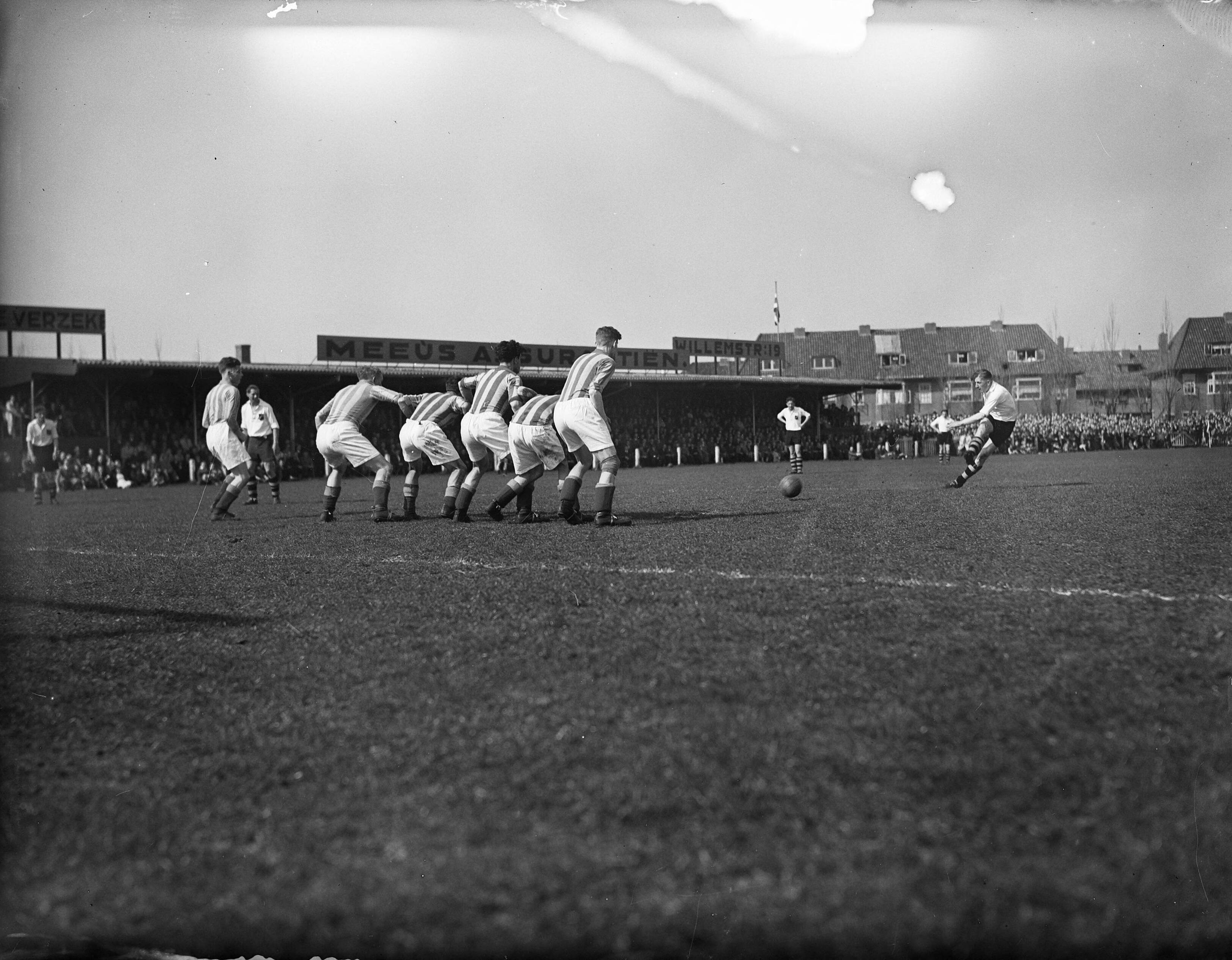 Fotocollectie Anefo — Voetbal. NAC tegen NOAD (0-2). "Hoe lapt ie't um" [NAC-speler neemt vrije trap] — Foto: Noske, J.D. / Anefo. Licentie: Set B: Rechtenvrij / Publiek Domein. Bron: Nationaal Archief. http://hdl.handle.net/10648/a8a6d604-d0b4-102d-bcf8-003048976d84