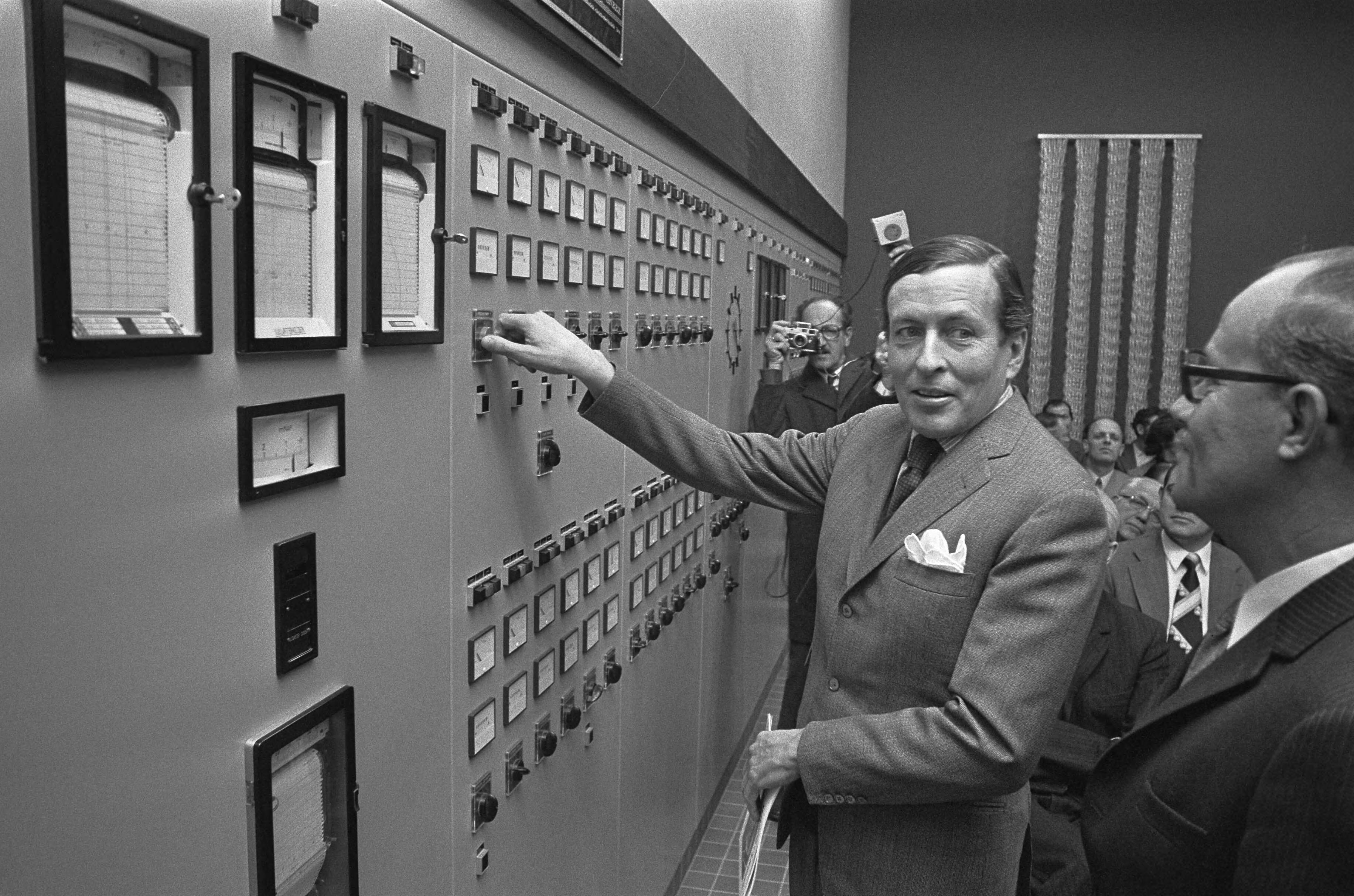 Prins Claus stelt de nieuwe rioolwaterzuiveringsinstallatie van de gemeenten Soest en Baarn in gebruik — De prins verricht de openingshandeling aan het schakelbord — Foto: Fotograaf Onbekend / Anefo. Licentie: Set B: Rechtenvrij / Publiek Domein. Bron: Nationaal Archief. http://hdl.handle.net/10648/ac3e4d10-d0b4-102d-bcf8-003048976d84