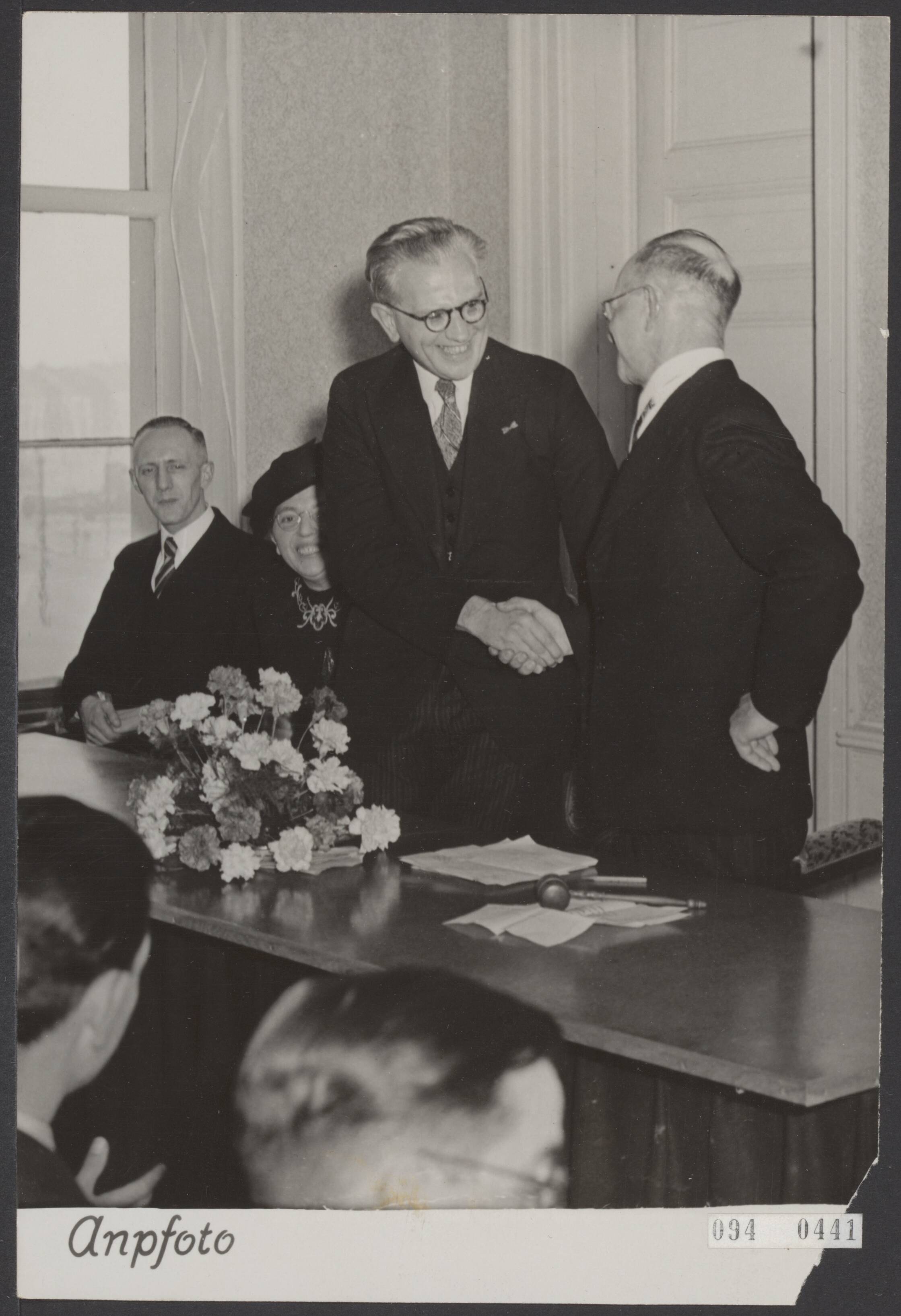 Fotocollectie Elsevier Binnenland — De nieuw benoemde minister van Wederopbouw, mr. dr. J. in 't Veld heeft in een speciale raadszitting afscheid genomen als burgemeester van Zaandam. De loco-burgemeester, M. Plooyer, bedankt hem voor het vele goede dat hij voor Zaandam heeft gedaan — Foto: ANP / RVD of rechtenvrij. Licentie: Set B: Rechtenvrij / Publiek Domein. Bron: Nationaal Archief. http://hdl.handle.net/10648/ae2c83ee-d0b4-102d-bcf8-003048976d84