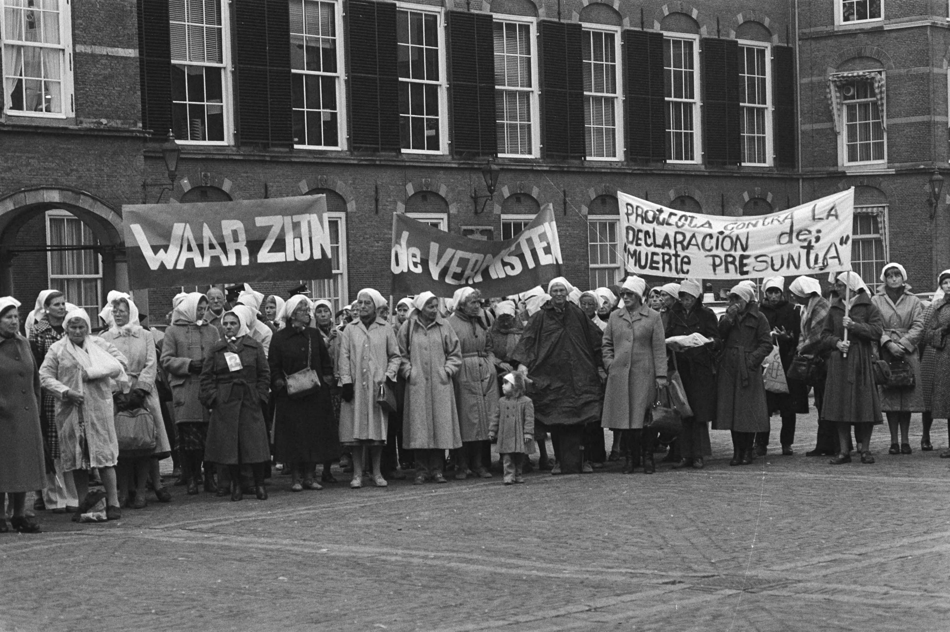 Fotocollectie Anefo — Vandaag op Binnenhof in Den Haag gedemonstreerd uit solidariteit met de zgn. Dwaze moeders in Argentinie, demonstranten op het Binnenhof — Foto: Pereira, Fernando / Anefo. Licentie: Set B: Rechtenvrij / Publiek Domein. Bron: Nationaal Archief. http://hdl.handle.net/10648/aceb0672-d0b4-102d-bcf8-003048976d84