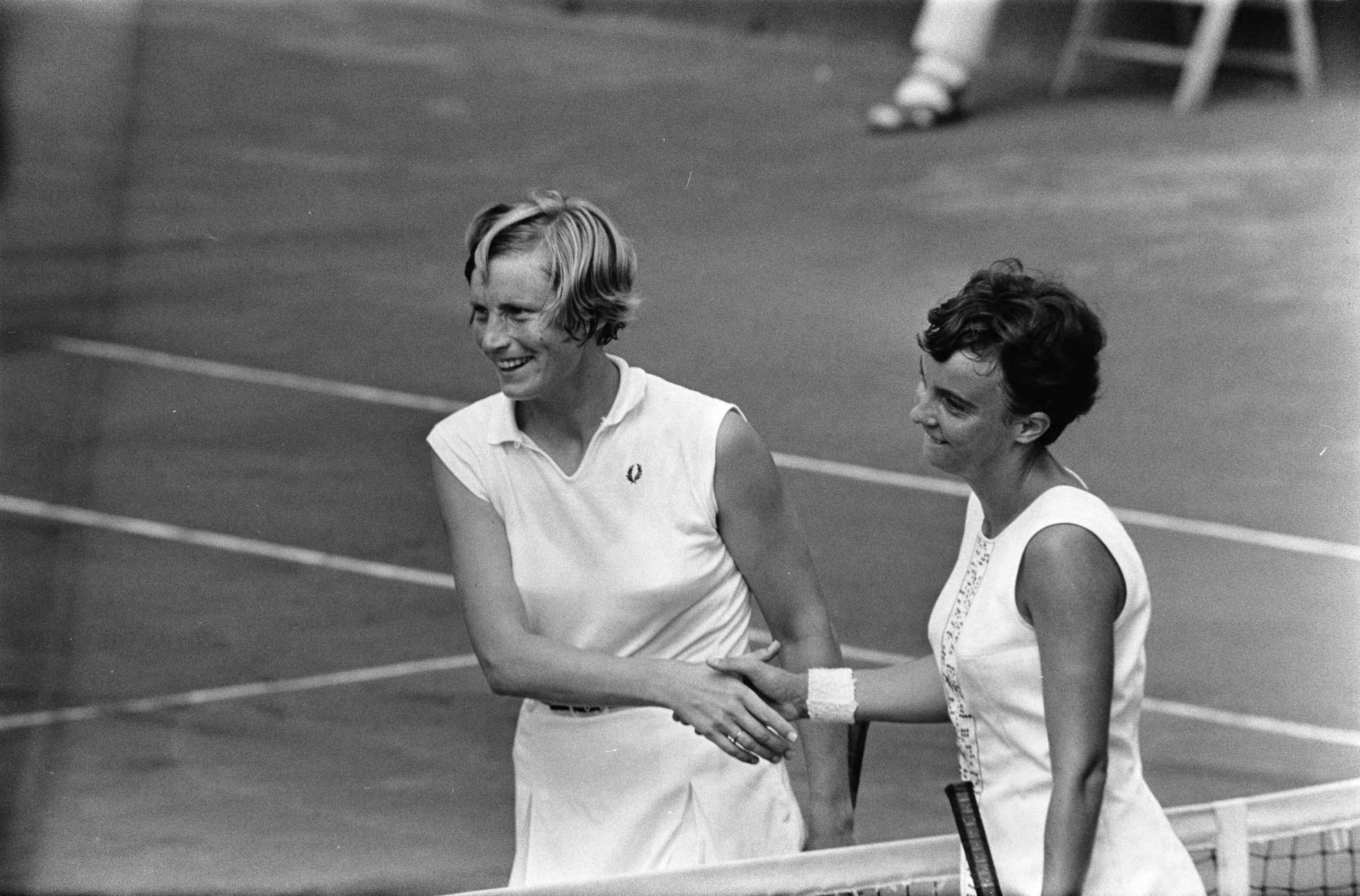Open Nederlandse Tenniskampioenschappen 1969 in Hilversum — Trudy Groenman (l) en Kerry Melville — Foto: Fotograaf Onbekend / Anefo. Licentie: Set B: Rechtenvrij / Publiek Domein. Bron: Nationaal Archief. http://hdl.handle.net/10648/ab750f22-d0b4-102d-bcf8-003048976d84
