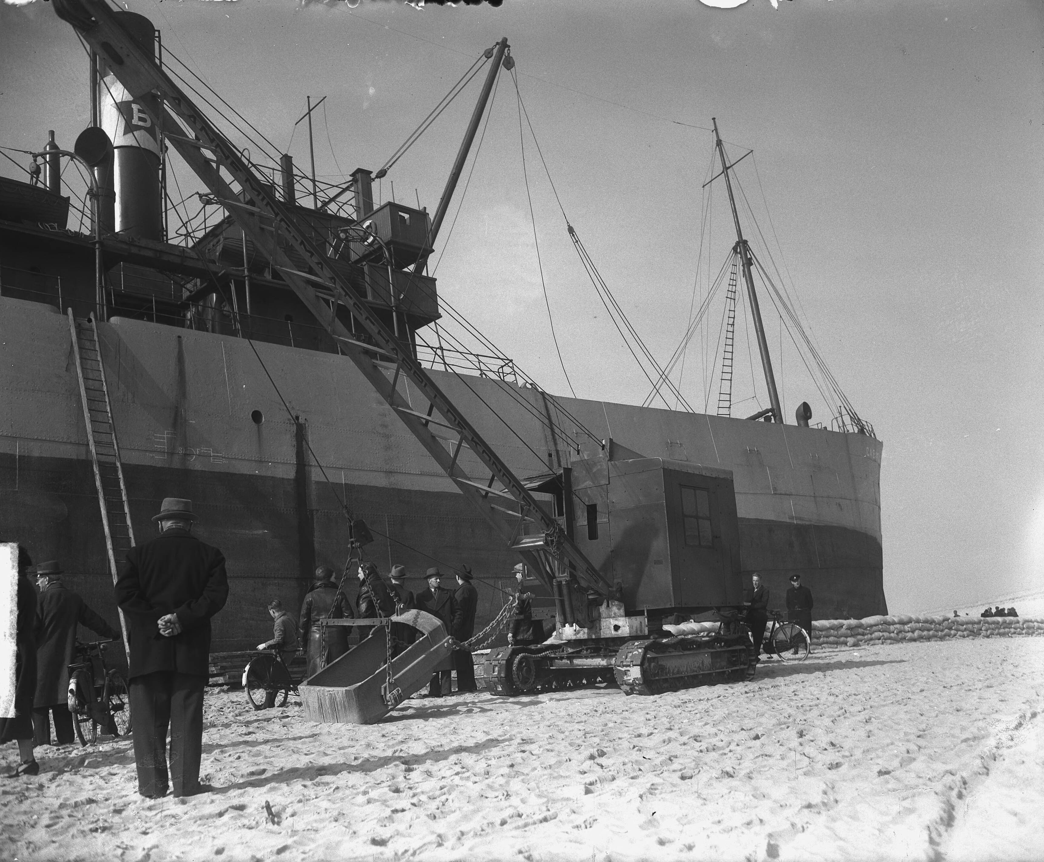 Fotocollectie Anefo — Kraanwagens bij schip C.A. Banck op strand Bloemendaal — Foto: Merk, Ben / Anefo. Licentie: Set B: Rechtenvrij / Publiek Domein. Bron: Nationaal Archief. http://hdl.handle.net/10648/a8c52e2e-d0b4-102d-bcf8-003048976d84