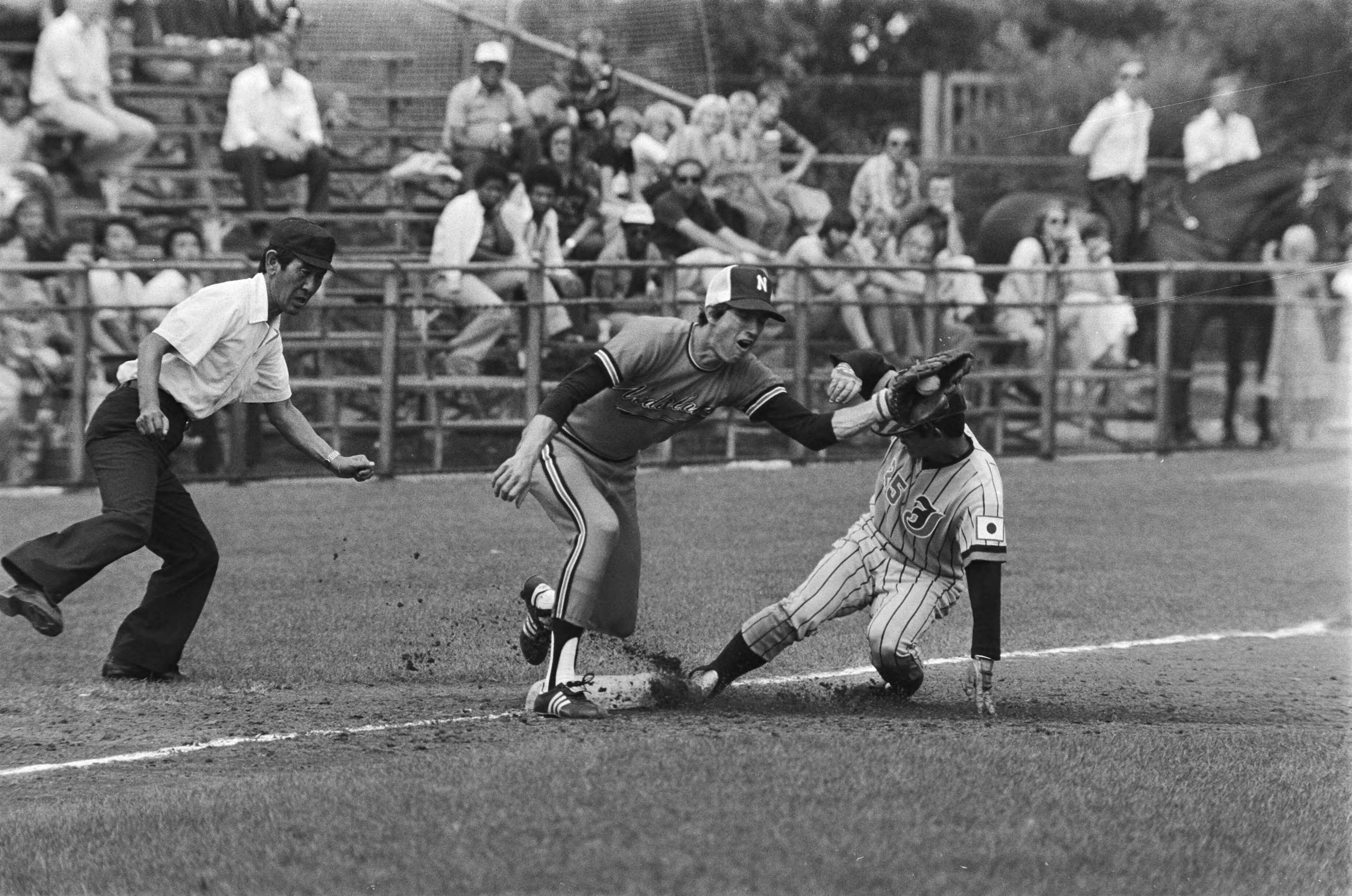 Fotocollectie Anefo — Haarlemse honkbalweek Nederland tegen Japan; Kobayashi steelt 3e honk, Arnold Smit komt te laat — Foto: Suyk, Koen / Anefo. Licentie: Set B: Rechtenvrij / Publiek Domein. Bron: Nationaal Archief. http://hdl.handle.net/10648/acba5afe-d0b4-102d-bcf8-003048976d84
