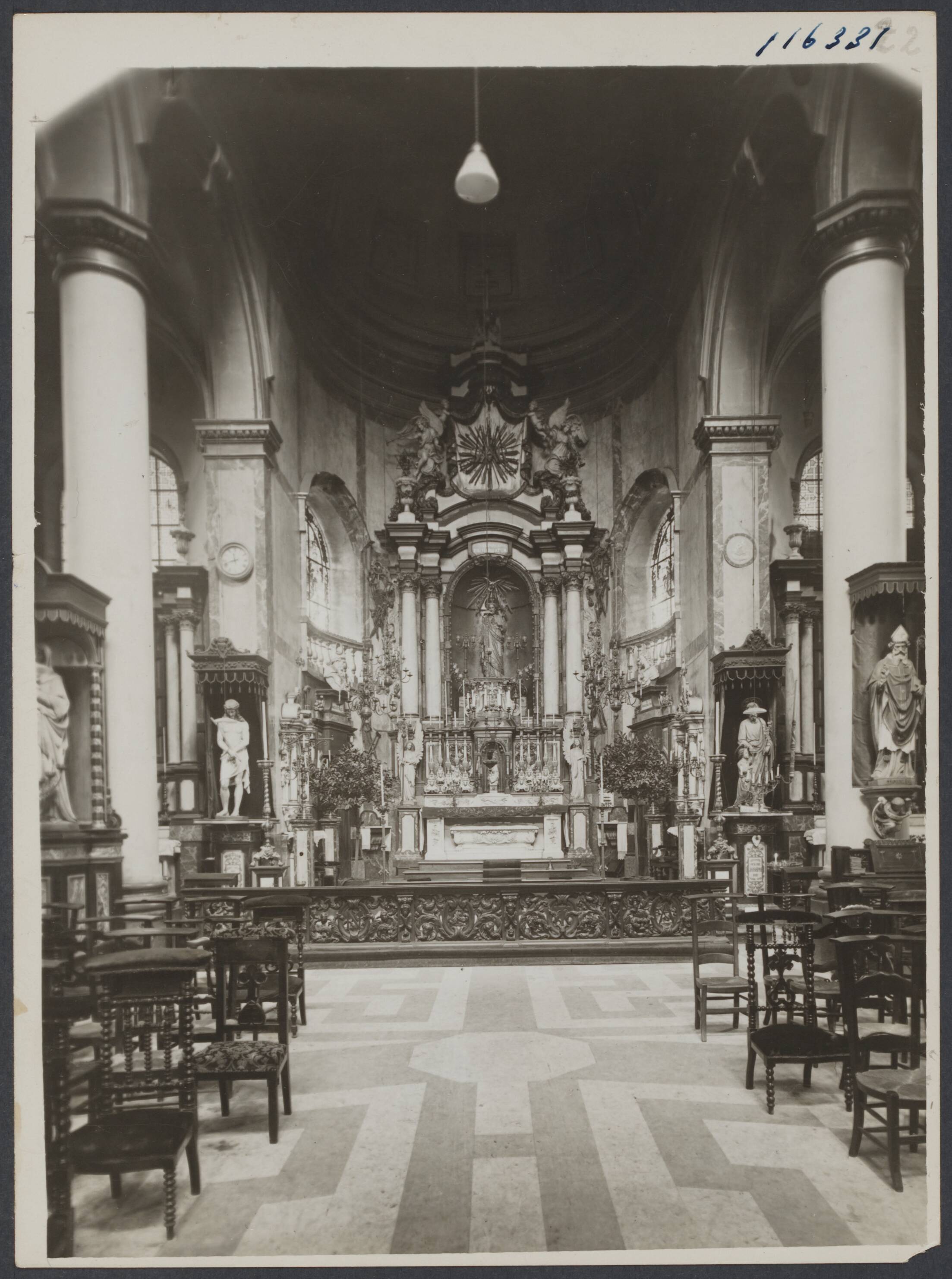 Mechelen — Mechelen. Onze-Lieve-Vrouw van Hanswijkkerk: interieur van het koor met hoogaltaar — Foto: Onbekend / Publiek Domein of Rechtenvrij. Licentie: Set B: Rechtenvrij / Publiek Domein. Bron: Nationaal Archief. http://hdl.handle.net/10648/b01f7751-69e9-073d-e237-98a7ab6bcc86