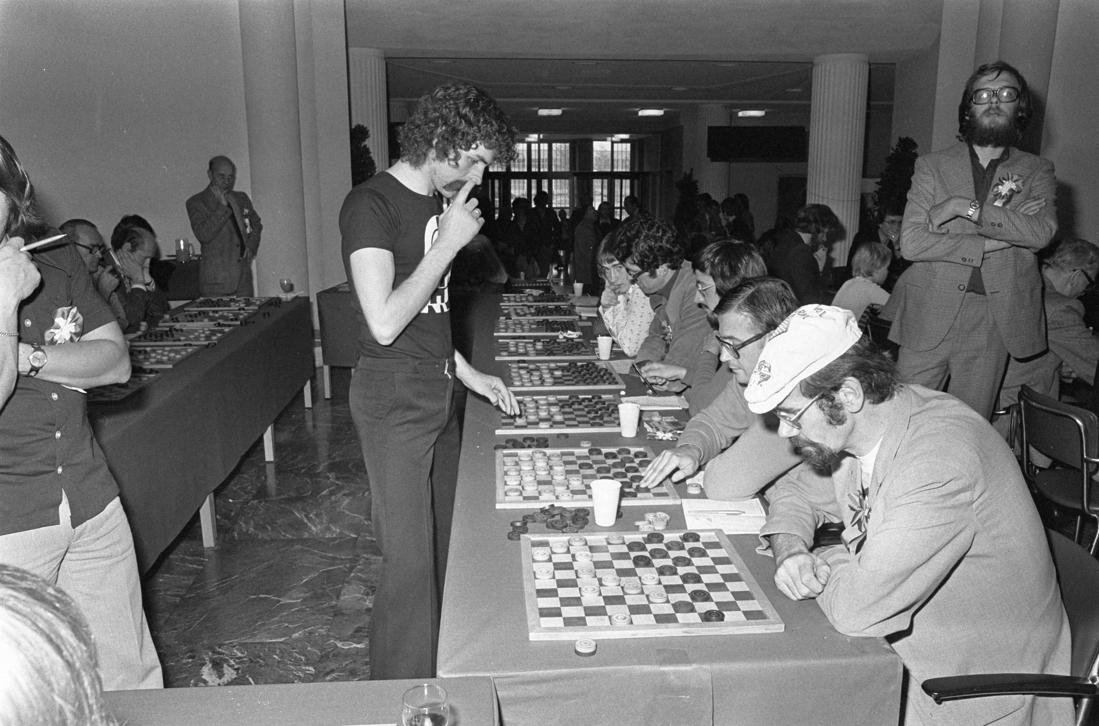 Fotocollectie Anefo — Wiersma en Bohm proberen wereldrecord simultaan schaken en dammen te vestigen in Den Haag ; Wiersma in aktie — Foto: Suyk, Koen / Anefo. Licentie: Set B: Rechtenvrij / Publiek Domein. Bron: Nationaal Archief. http://hdl.handle.net/10648/ac8f480a-d0b4-102d-bcf8-003048976d84
