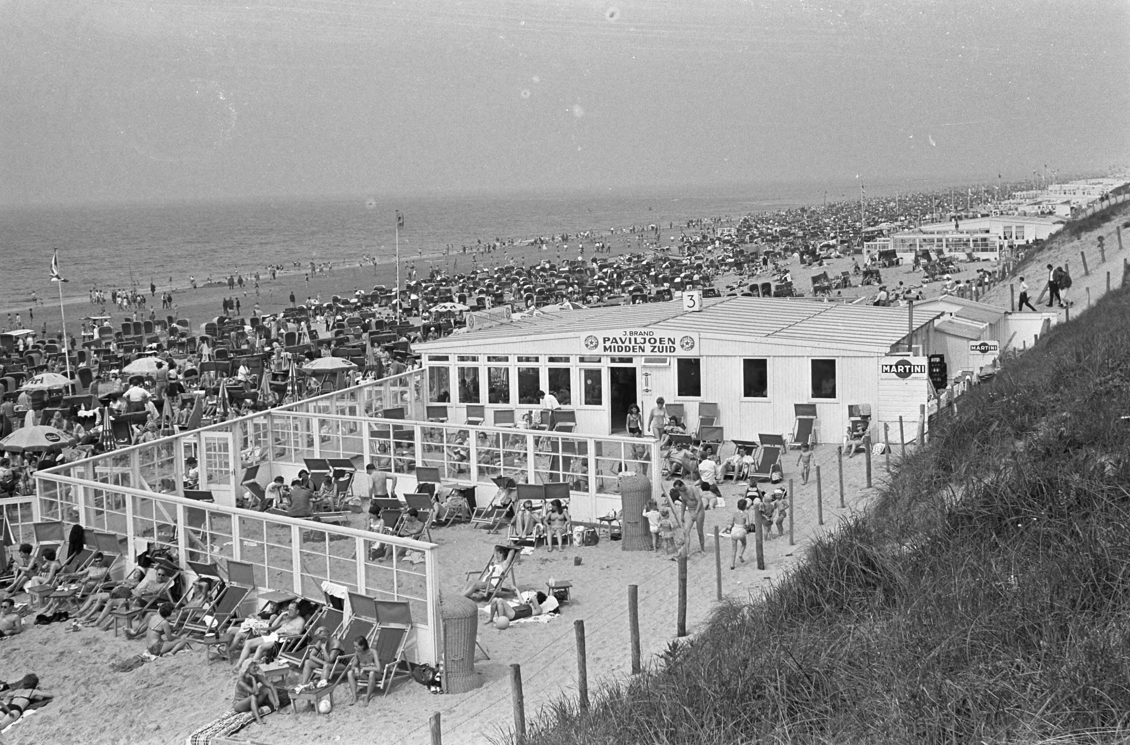 Fotocollectie Anefo — Drukte aan Zandvoortse strand — Foto: Evers, Joost / Anefo. Licentie: Set B: Rechtenvrij / Publiek Domein. Bron: Nationaal Archief. http://hdl.handle.net/10648/aaac0a96-d0b4-102d-bcf8-003048976d84