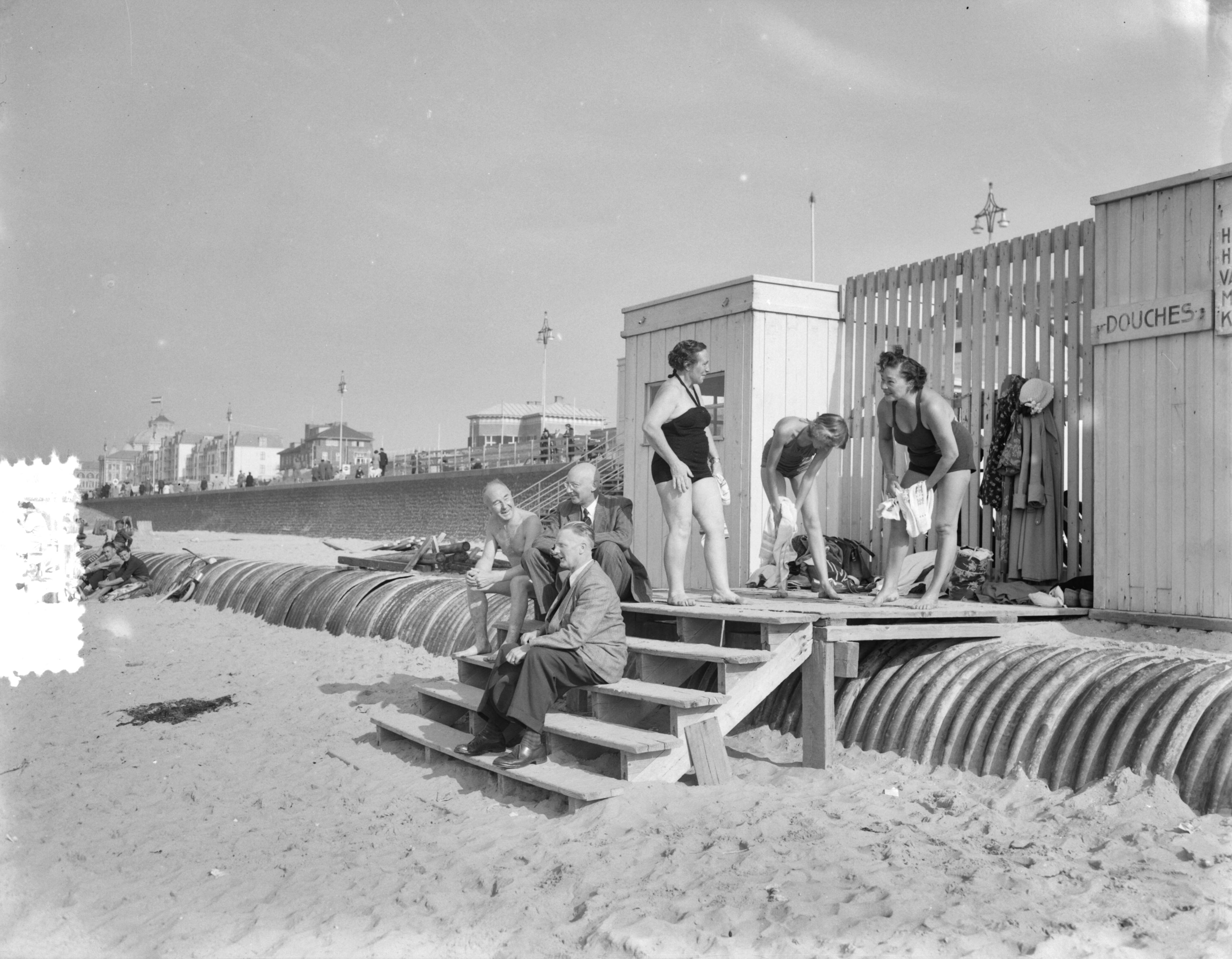 Fotocollectie Anefo — Late zomerdag strand Scheveningen — Foto: Duinen, G.W. van / Anefo. Licentie: Set B: Rechtenvrij / Publiek Domein. Bron: Nationaal Archief. http://hdl.handle.net/10648/a914099a-d0b4-102d-bcf8-003048976d84