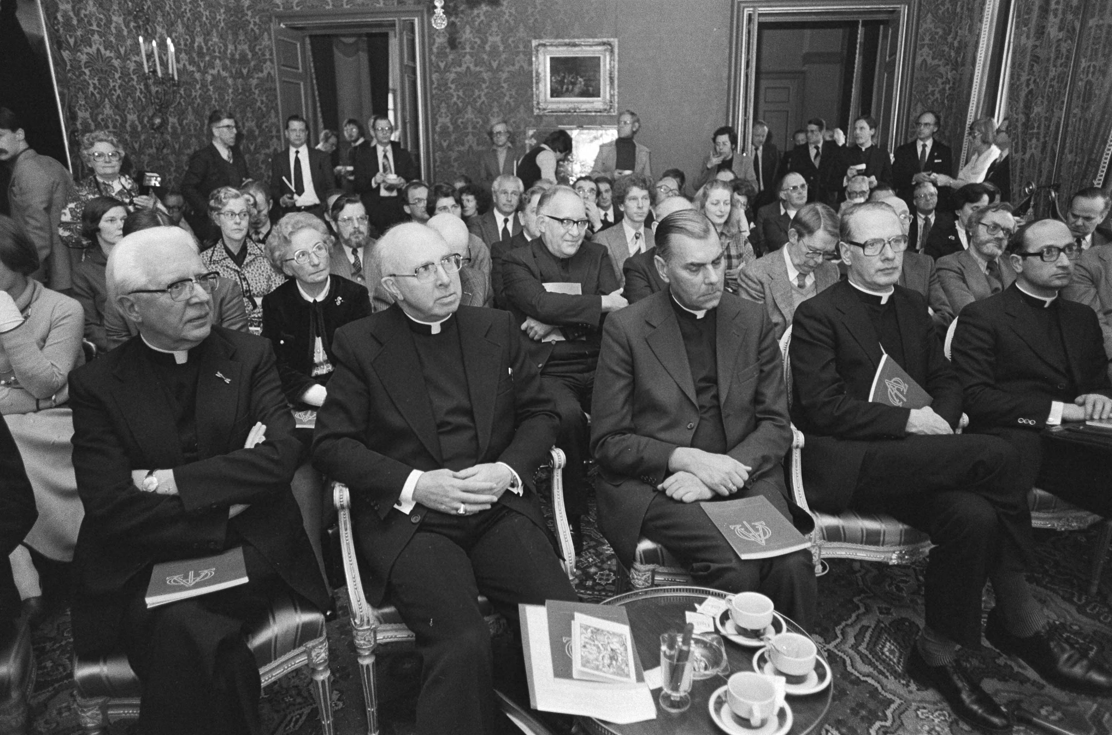 Presentatie "Altaarmissaal voor Nederlands Kerkprovincie" te Zeist — Op de voorgrond vertegenwoordigers van het Nederlandse episcopaat — Foto: Suyk, Koen / Anefo. Licentie: Set B: Rechtenvrij / Publiek Domein. Bron: Nationaal Archief. http://hdl.handle.net/10648/acc49d7a-d0b4-102d-bcf8-003048976d84