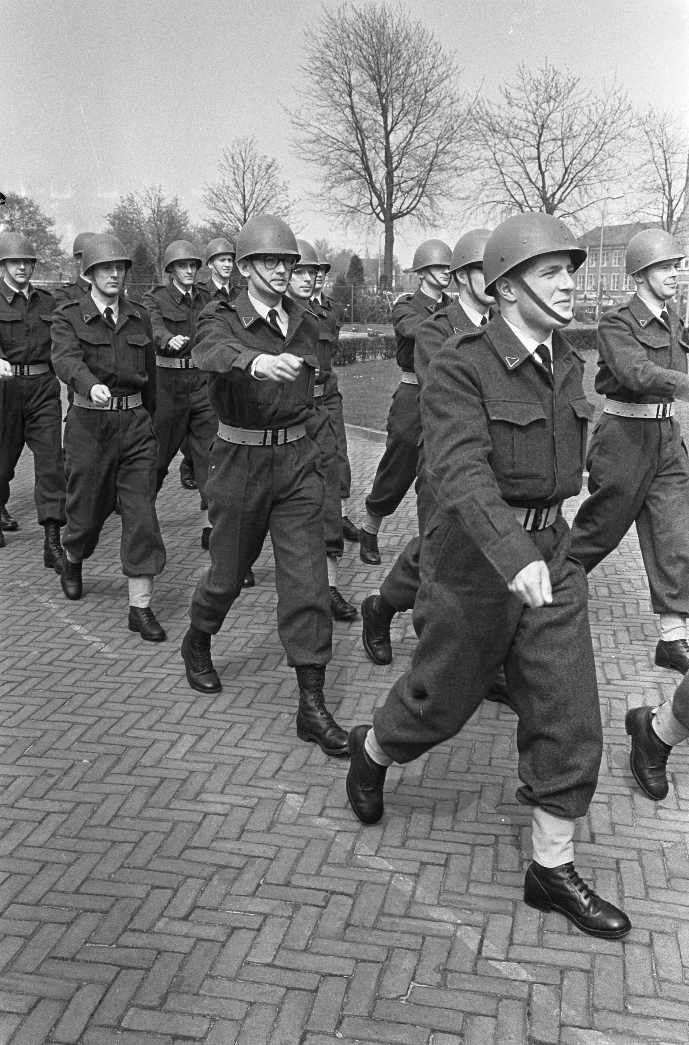 Fotocollectie Anefo — Mr. Pieter van Vollenhoven in militaire dienst bij de luchtmacht in Breda, mr. Pieter marcheert — Foto: Koch, Eric / Anefo. Licentie: Set B: Rechtenvrij / Publiek Domein. Bron: Nationaal Archief. http://hdl.handle.net/10648/aae77856-d0b4-102d-bcf8-003048976d84