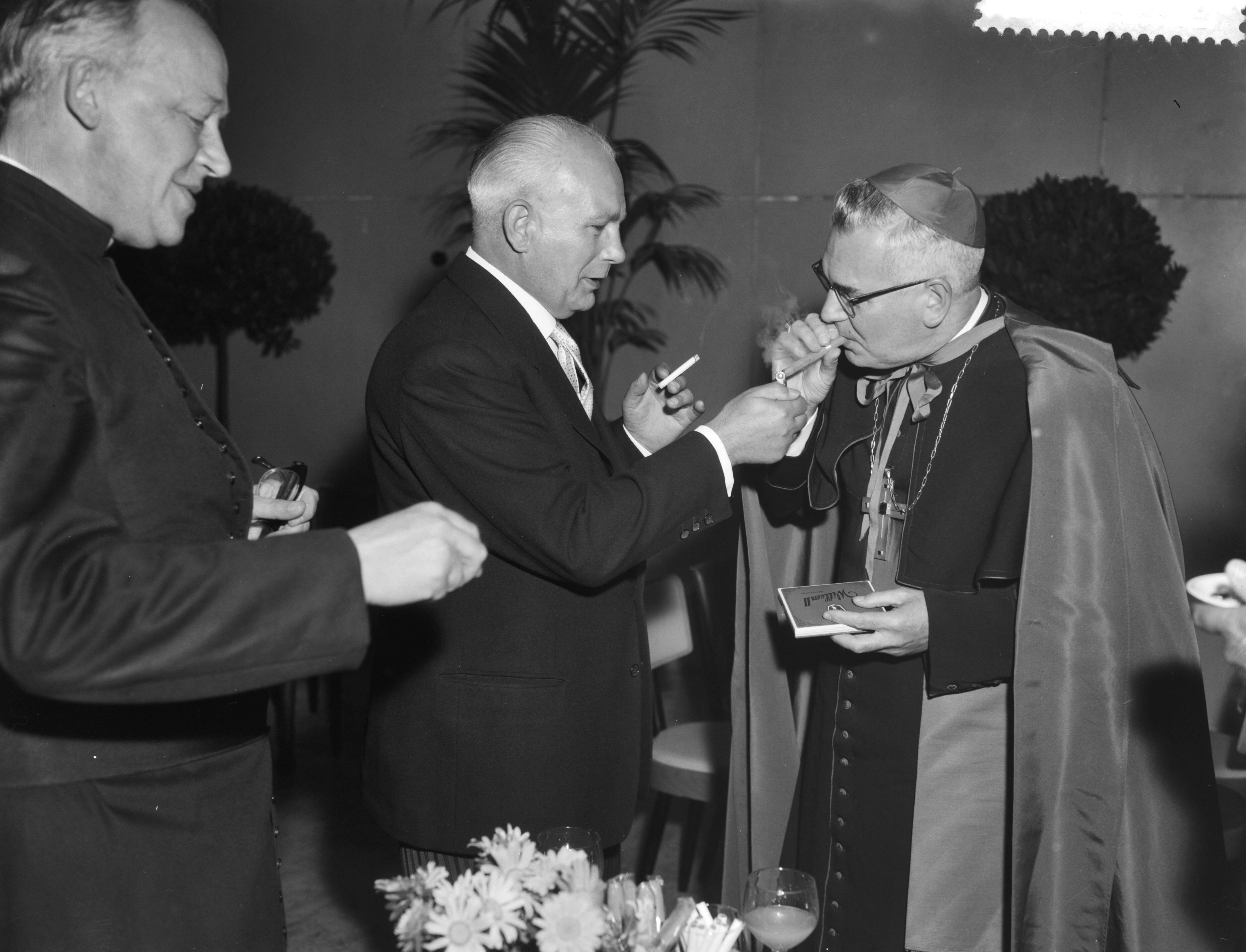 Fotocollectie Anefo — Herdenkingszitting van de KAB in Tivoli te Utrecht — Foto: Rossem, Wim van / Anefo. Licentie: Set B: Rechtenvrij / Publiek Domein. Bron: Nationaal Archief. http://hdl.handle.net/10648/a99dafa6-d0b4-102d-bcf8-003048976d84