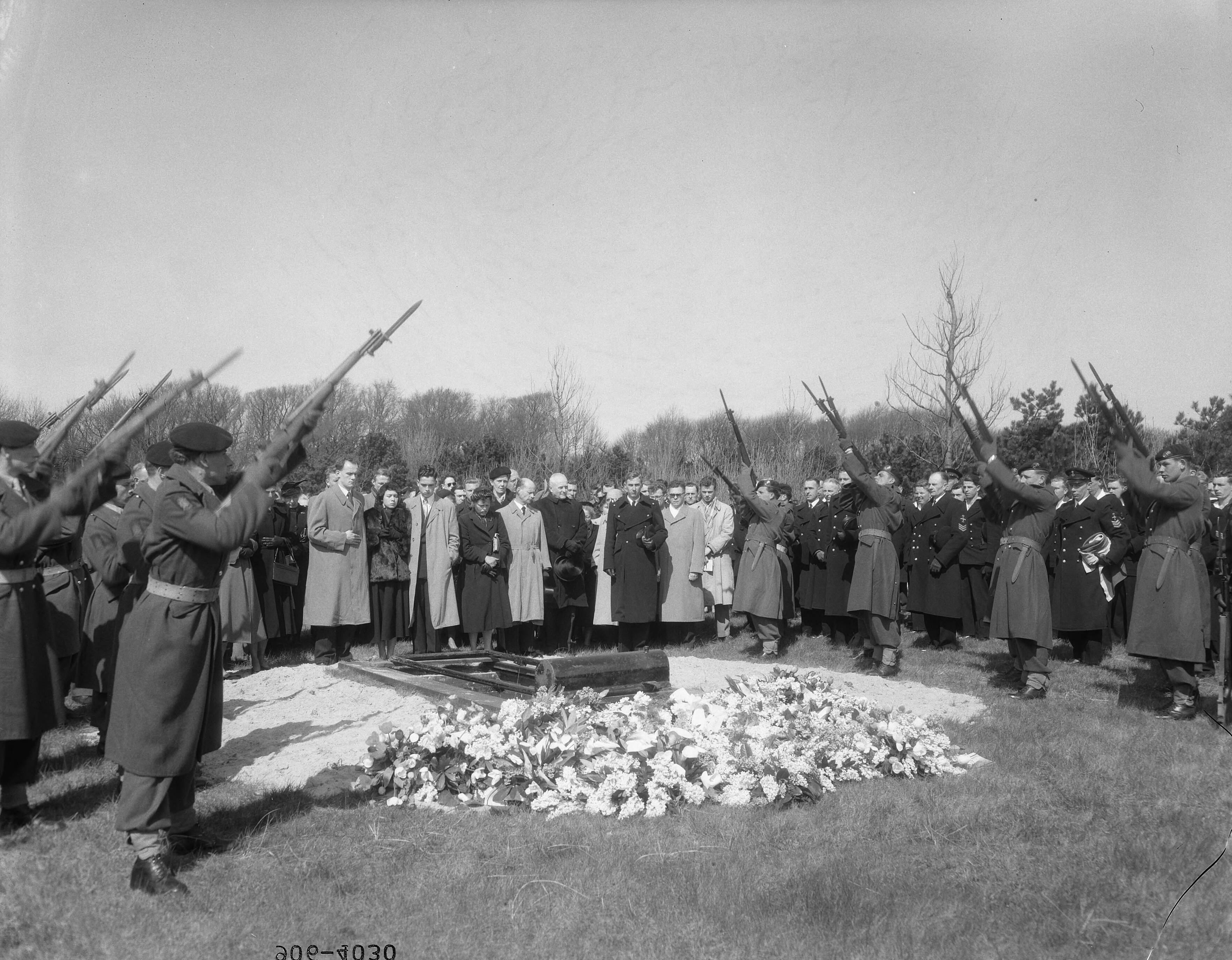 Fotocollectie Anefo — Marinebegrafenis van luitenant-ter-zee 3e klasse Tjebber in Den Haag — Foto: Duinen, G.W. van / Anefo. Licentie: Set B: Rechtenvrij / Publiek Domein. Bron: Nationaal Archief. http://hdl.handle.net/10648/a9201fb4-d0b4-102d-bcf8-003048976d84