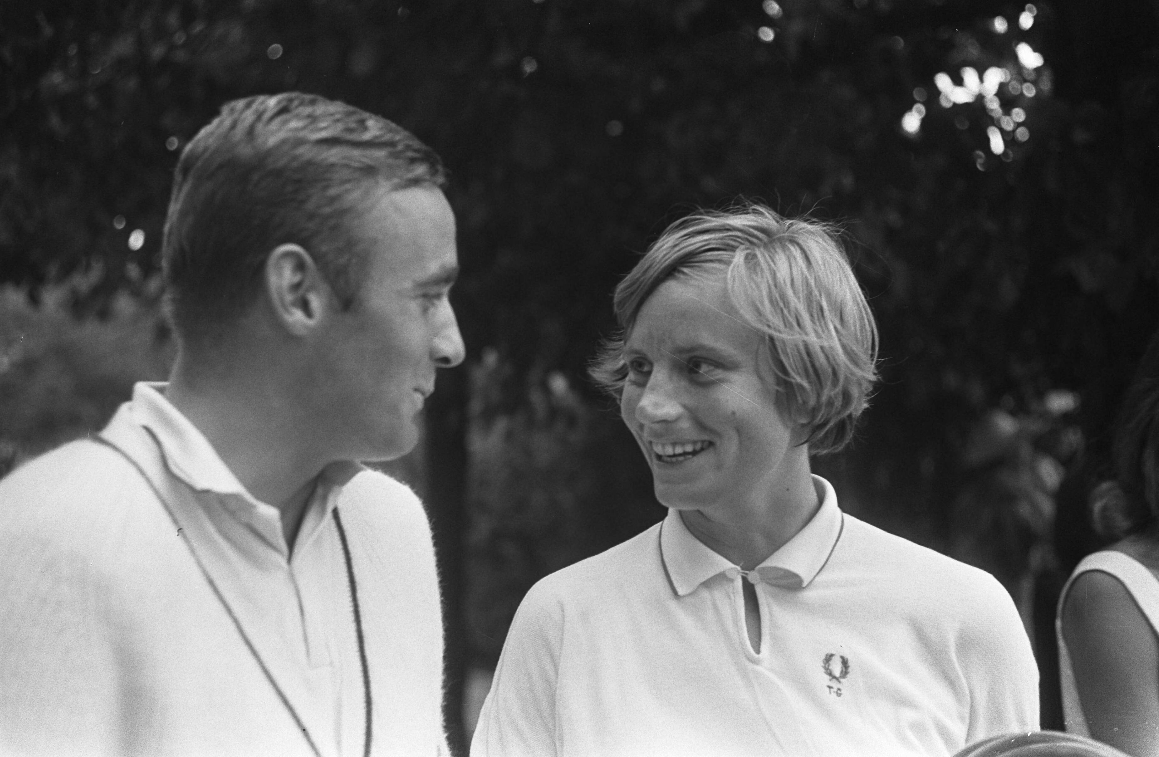 Fotocollectie Anefo — Nationale tenniskampioenschappen op Mets-banen in Scheveningen: Jan Hajer en Trudy Groenman koppen — Foto: Koch, Eric / Anefo. Licentie: Set B: Rechtenvrij / Publiek Domein. Bron: Nationaal Archief. http://hdl.handle.net/10648/ab75f3e2-d0b4-102d-bcf8-003048976d84