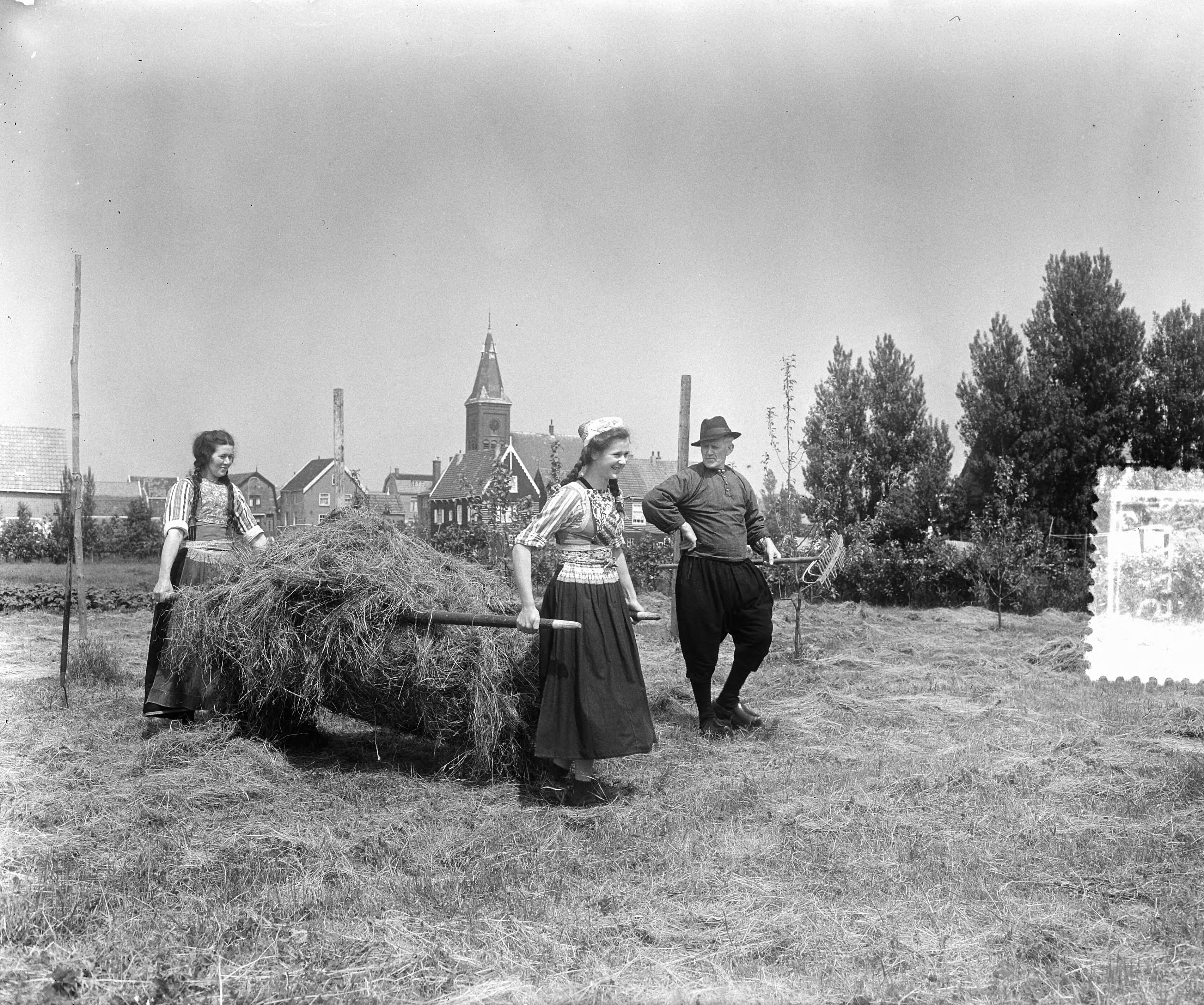 Fotocollectie Anefo — Hooitijd op het eiland Marken — Foto: Pot, Harry / Anefo. Licentie: Set B: Rechtenvrij / Publiek Domein. Bron: Nationaal Archief. http://hdl.handle.net/10648/a90d9eca-d0b4-102d-bcf8-003048976d84