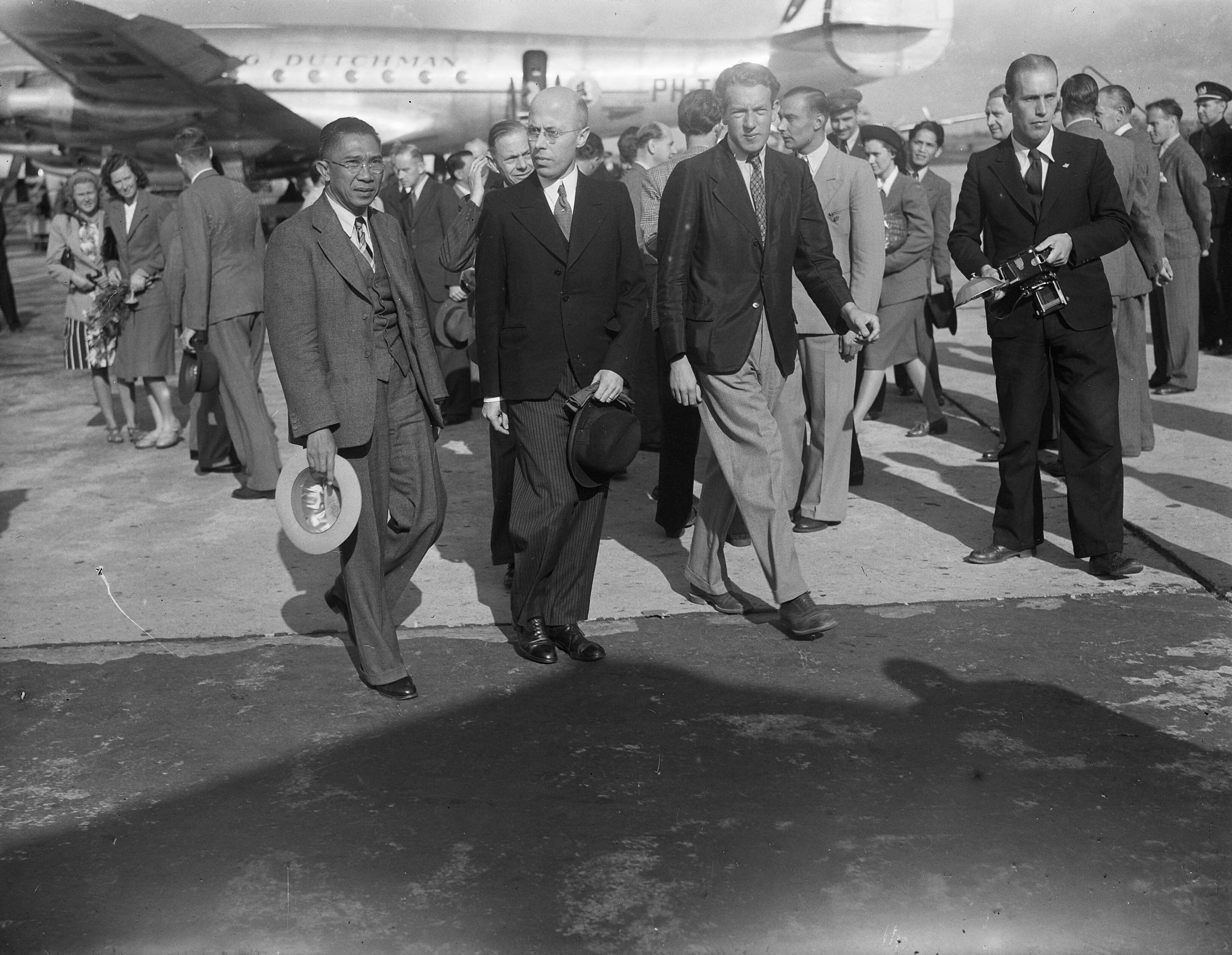 Fotocollectie Anefo — Op het vliegveld Schiphol arriveerde uit New York, alwaar hij met de andere leden van de delegatie getracht heeft bij de conferentie van de Veiligheidsraad aanwezig te zijn, de president van Oost-Indonesië, dr. Soekawati. Het gezelschap werd begroet door de minister-president, dr. L.J.M Beel — Foto: Noske, J.D. / Anefo. Licentie: Set B: Rechtenvrij / Publiek Domein. Bron: Nationaal Archief. http://hdl.handle.net/10648/a8ac5caa-d0b4-102d-bcf8-003048976d84