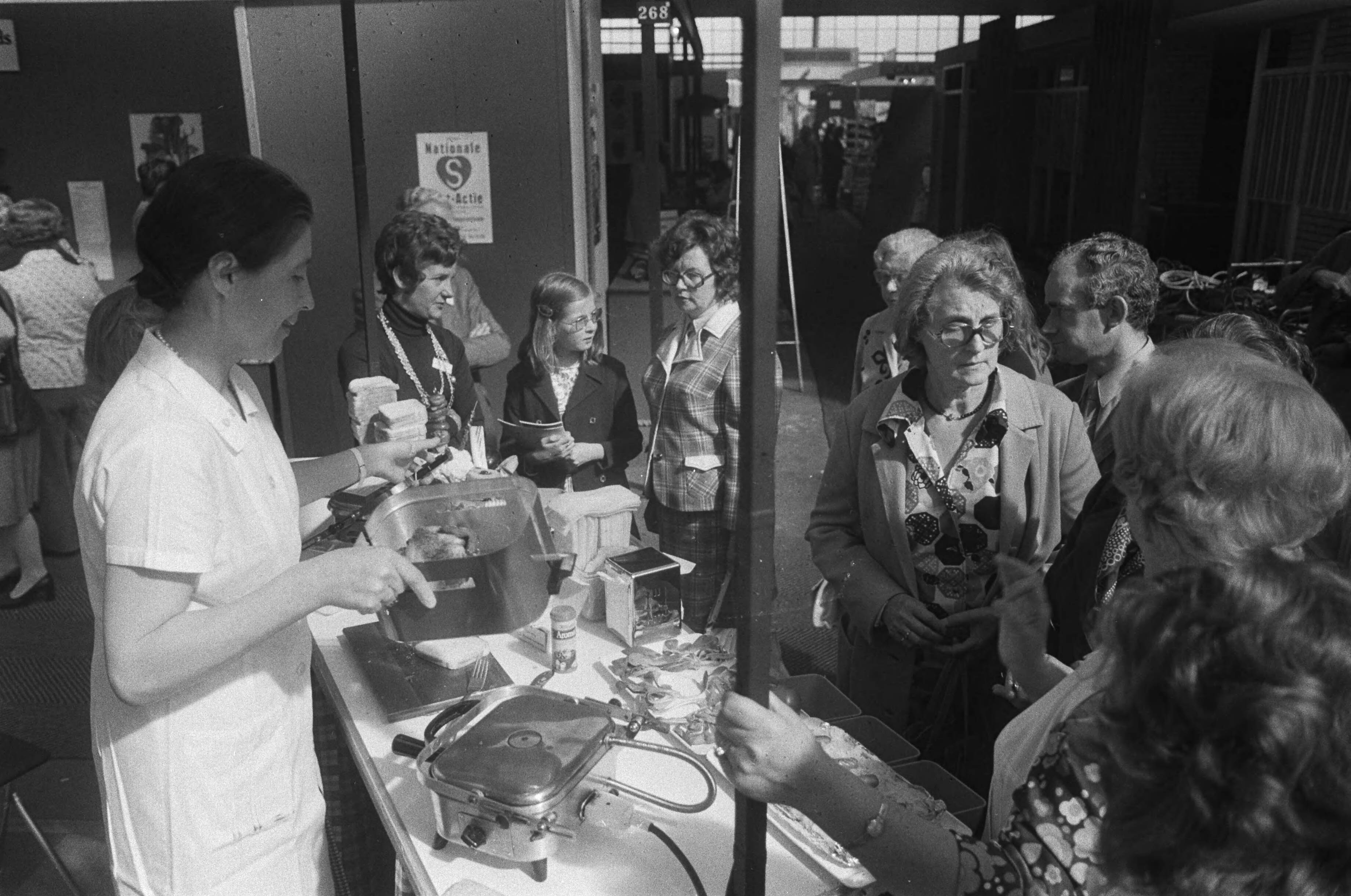 Fotocollectie Anefo — 29e Internationale Huishoudbeurs in de RAI te Amsterdam — Foto: Peters, Hans / Anefo. Licentie: Set B: Rechtenvrij / Publiek Domein. Bron: Nationaal Archief. http://hdl.handle.net/10648/ac48a15c-d0b4-102d-bcf8-003048976d84