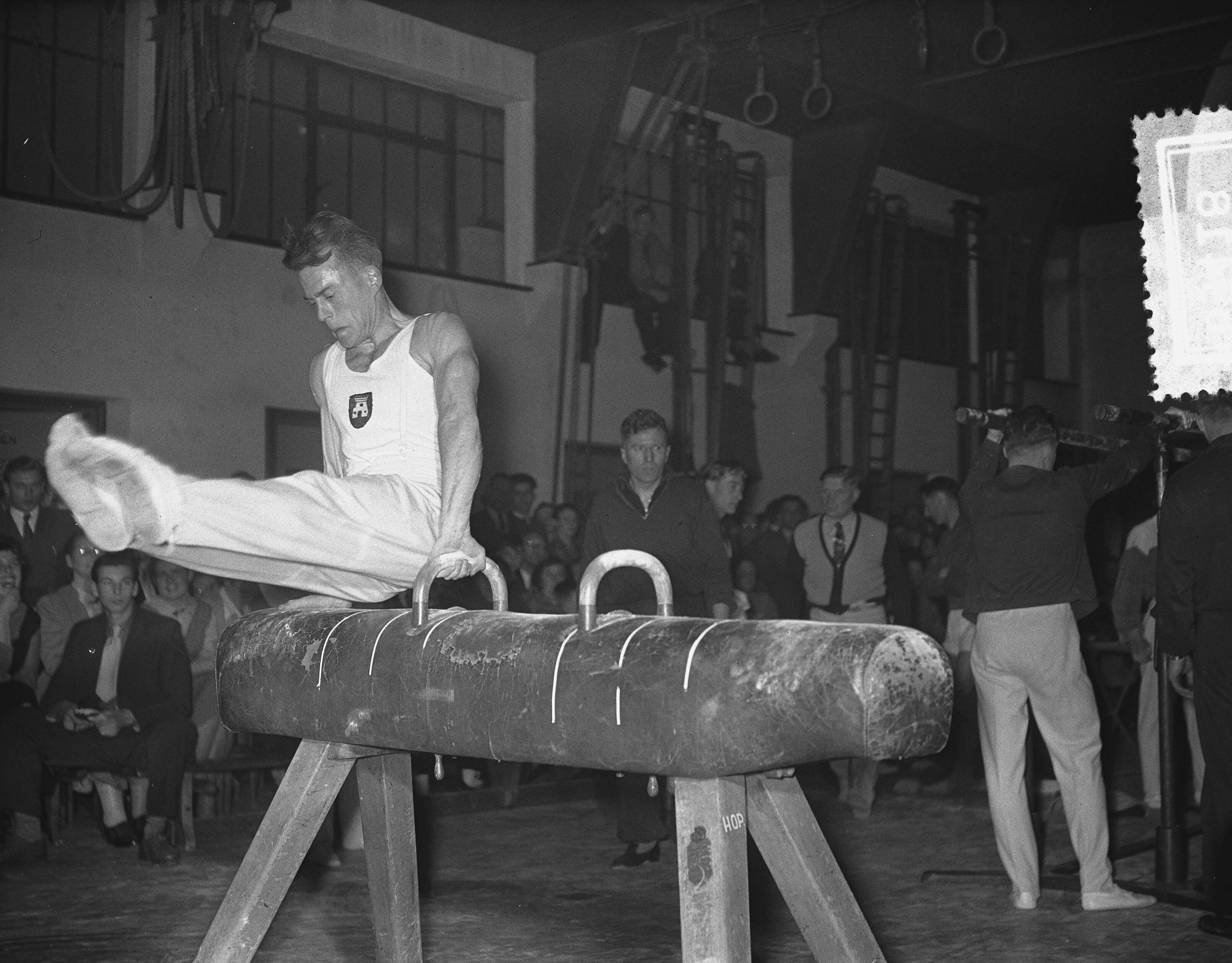 Fotocollectie Anefo — Nederlandse turnkampioenschappen Heren in de Gemeentelijke Concertzaal te Krommenie, winnaar Klaas Boot uit Alkmaar tijdens paardvoltigeren — Foto: Bilsen, Joop van / Anefo. Licentie: Set B: Rechtenvrij / Publiek Domein. Bron: Nationaal Archief. http://hdl.handle.net/10648/a92fa4c0-d0b4-102d-bcf8-003048976d84