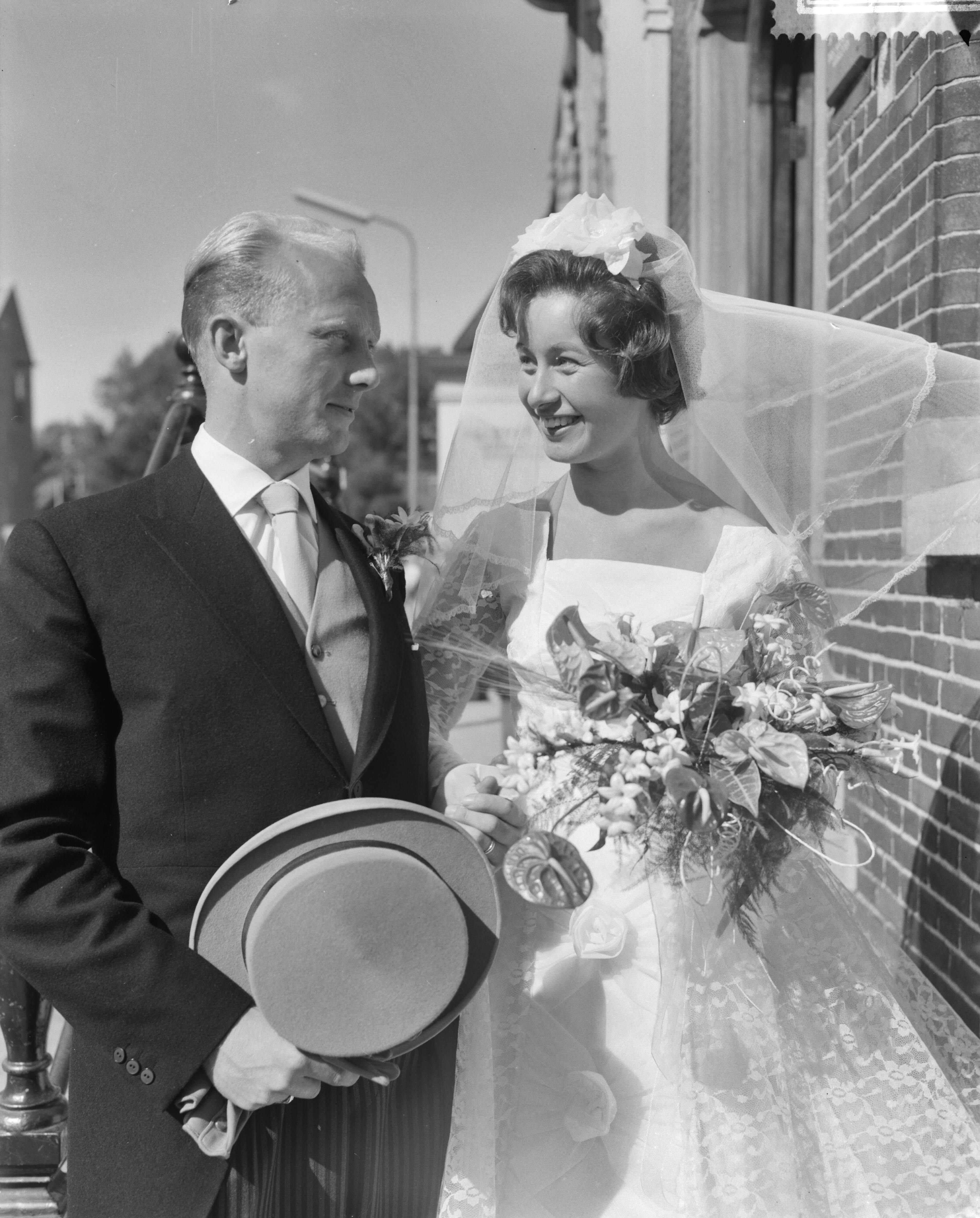Fotocollectie Anefo — Huwelijk van voetballer Piet Kruiver en Maria Heidel te Koog aan de Zaan — Foto: Bilsen, Joop van / Anefo. Licentie: Set B: Rechtenvrij / Publiek Domein. Bron: Nationaal Archief. http://hdl.handle.net/10648/a9b5c5c8-d0b4-102d-bcf8-003048976d84